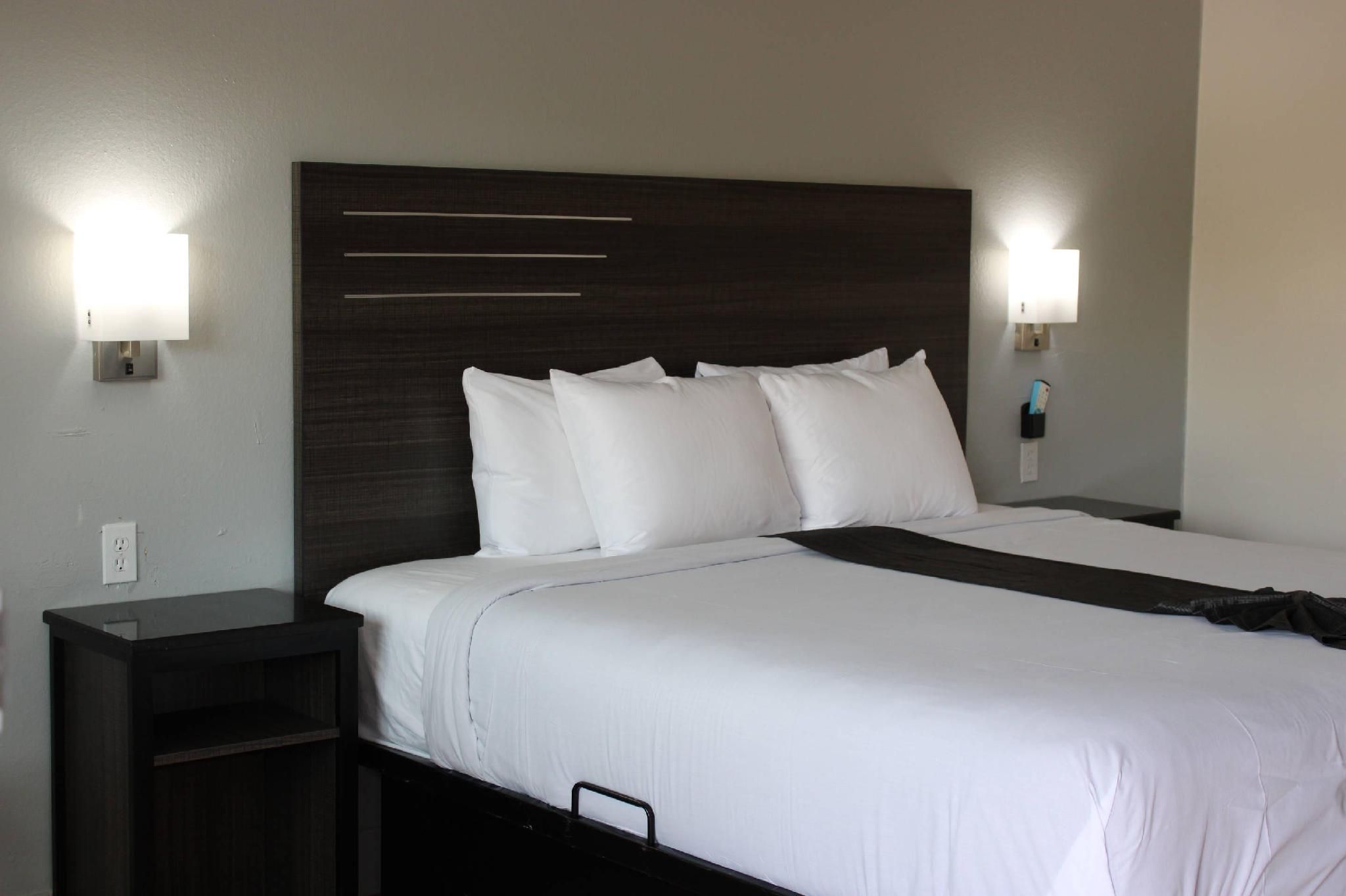 1 King Bed, Nonsmoking, Accessible