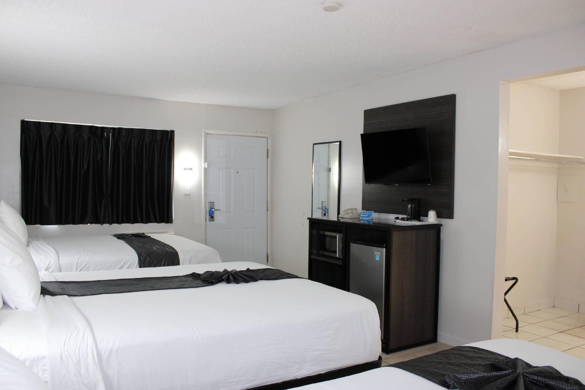 3 Queen Beds, Nonsmoking