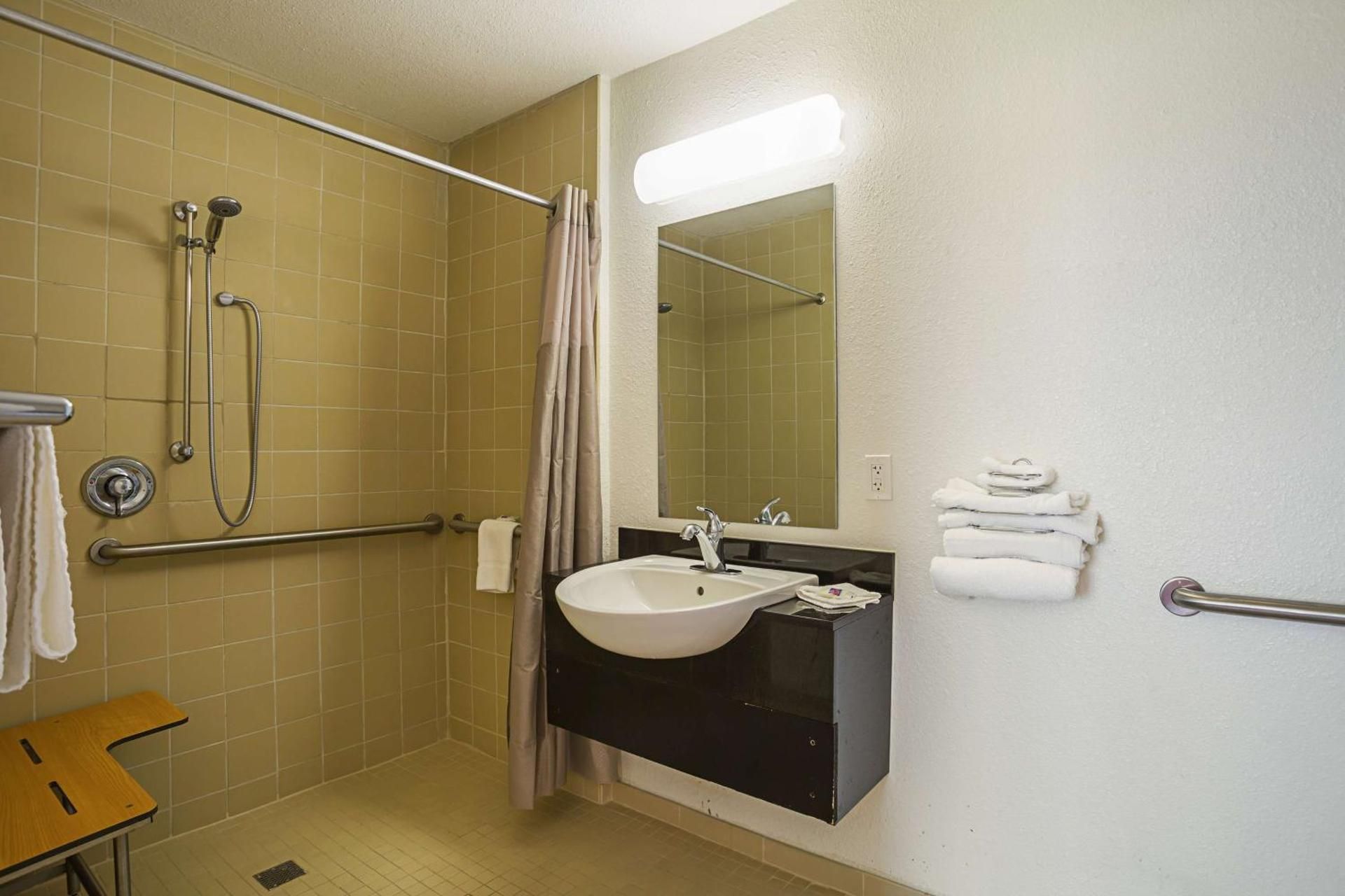 Queen Room - Disability Access - Non-Smoking