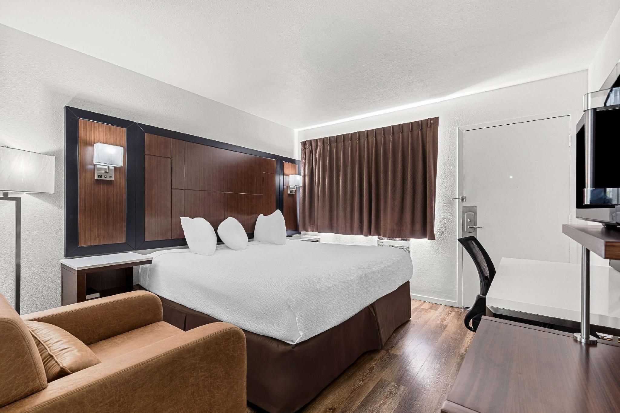1 King Bed, Nonsmoking