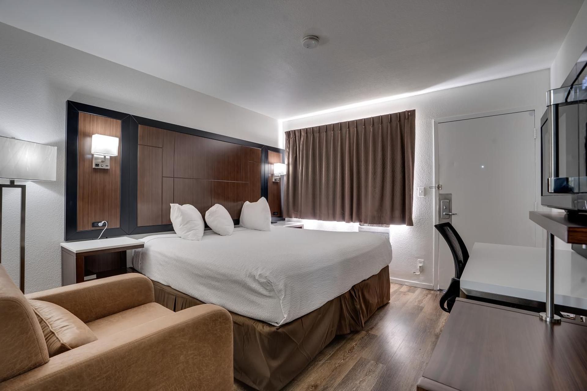 1 King Bed, Smoking