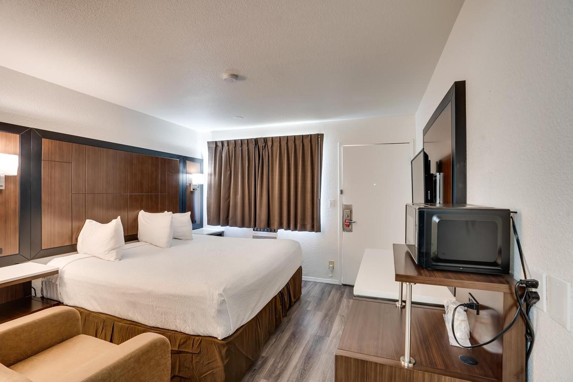 1 Queen Bed, Nonsmoking, Accessible