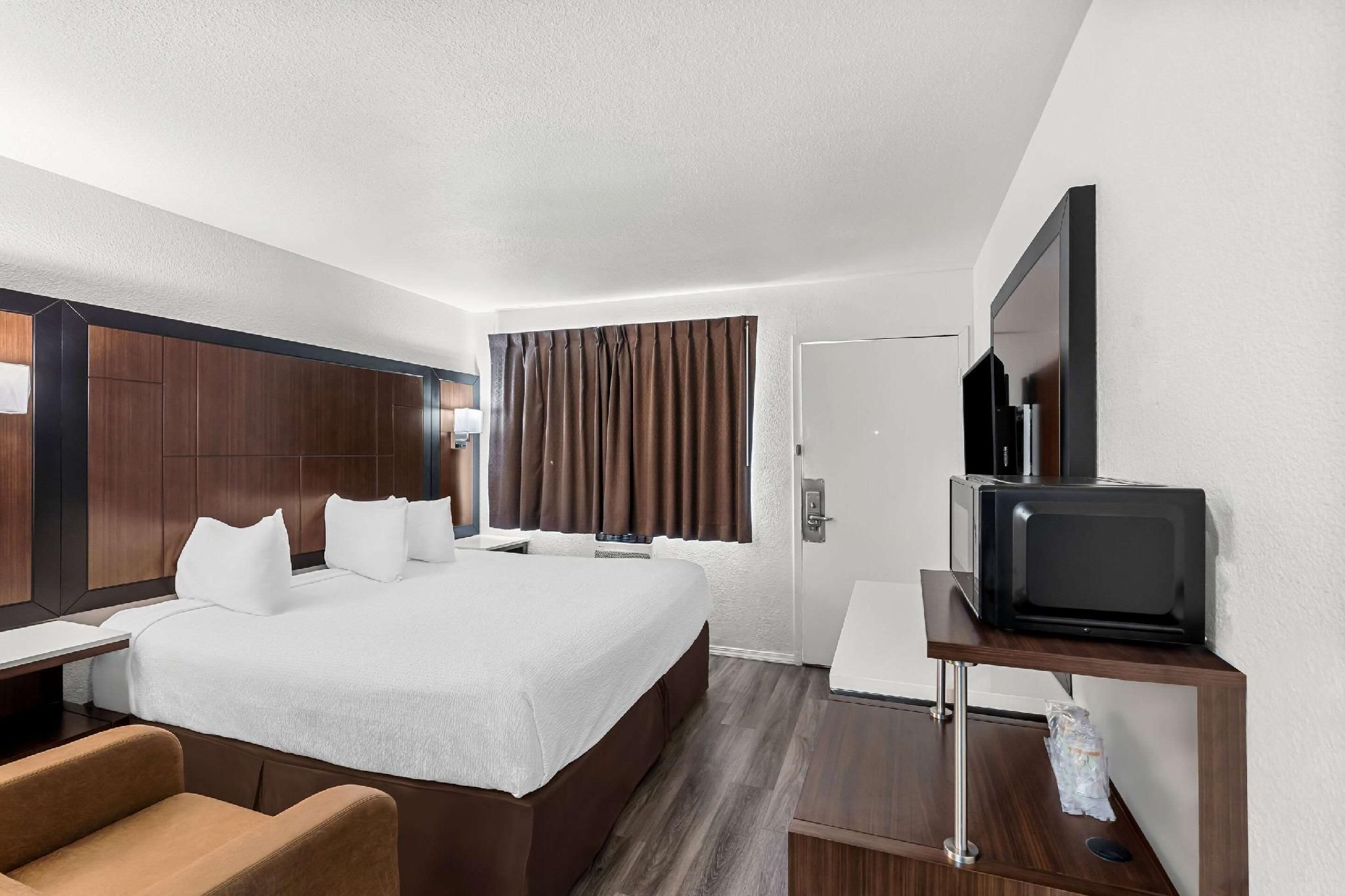 1 King Bed, Smoking