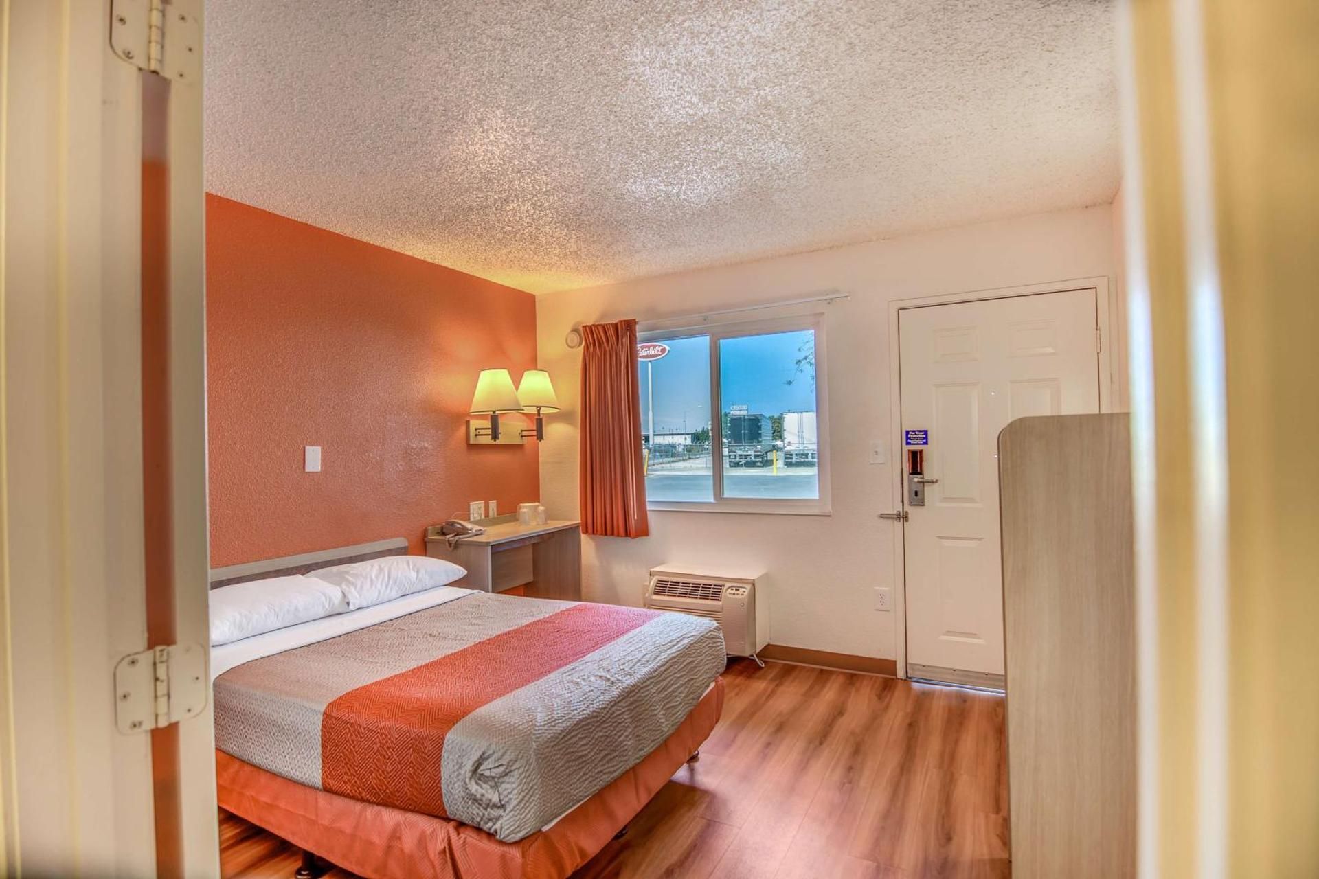 1 Queen Bed