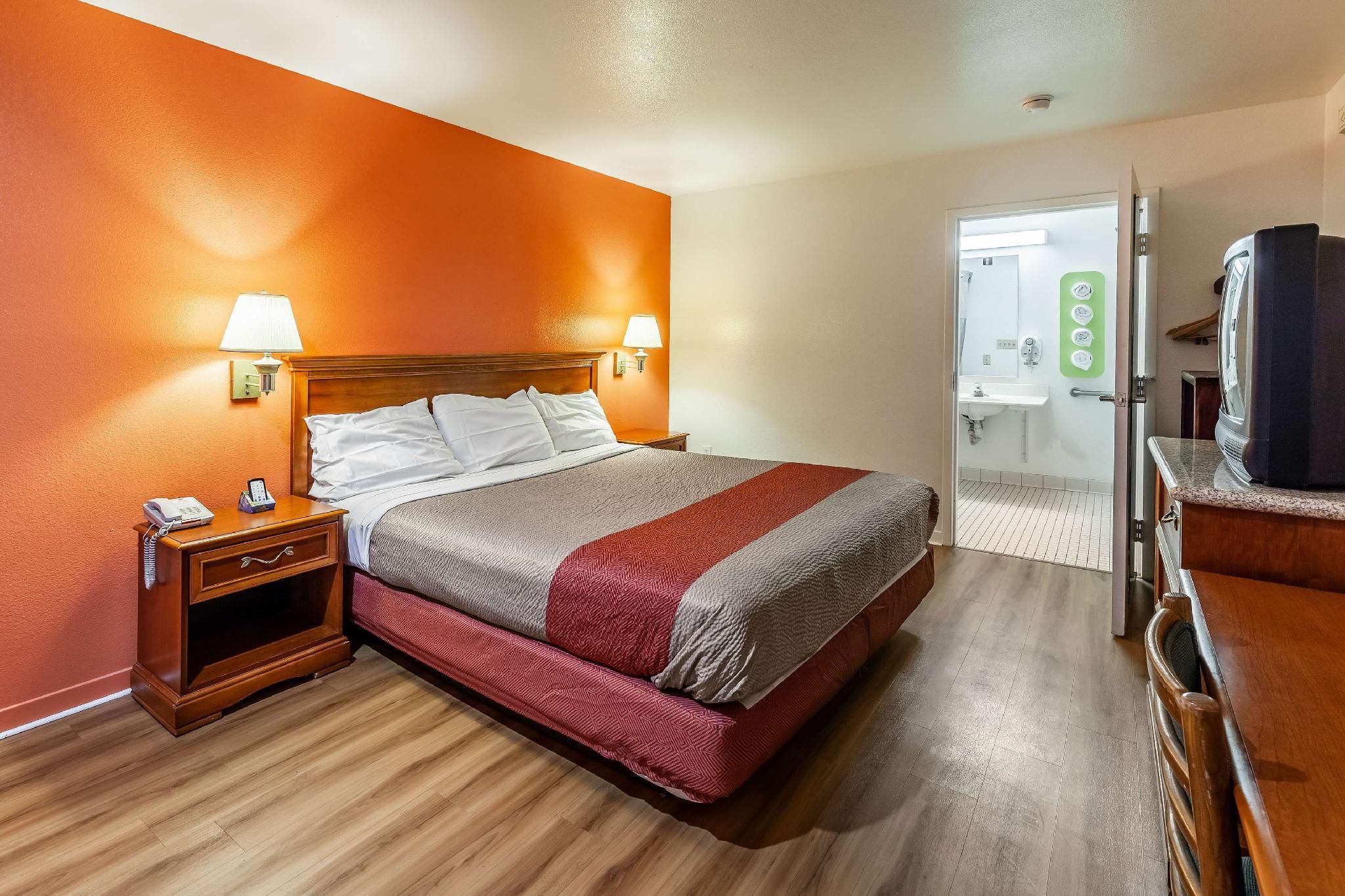 1 KING BED | ACCESSIBLE, NON-SMOKING