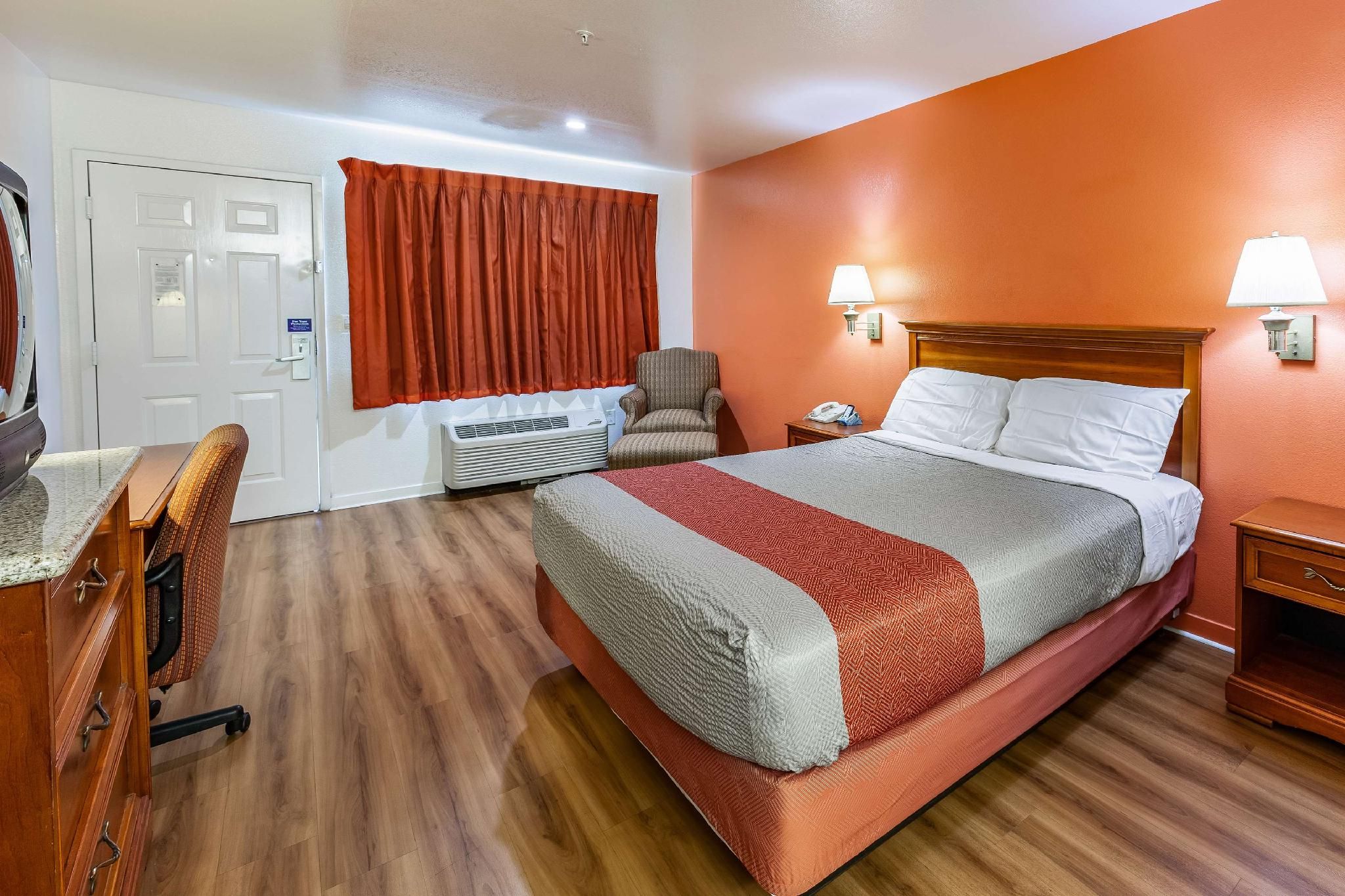 1 QUEEN BED | SMOKING
