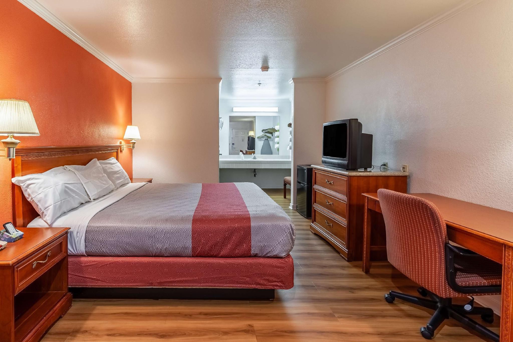 1 Queen Bed | Non-Smoking, Hot Tub