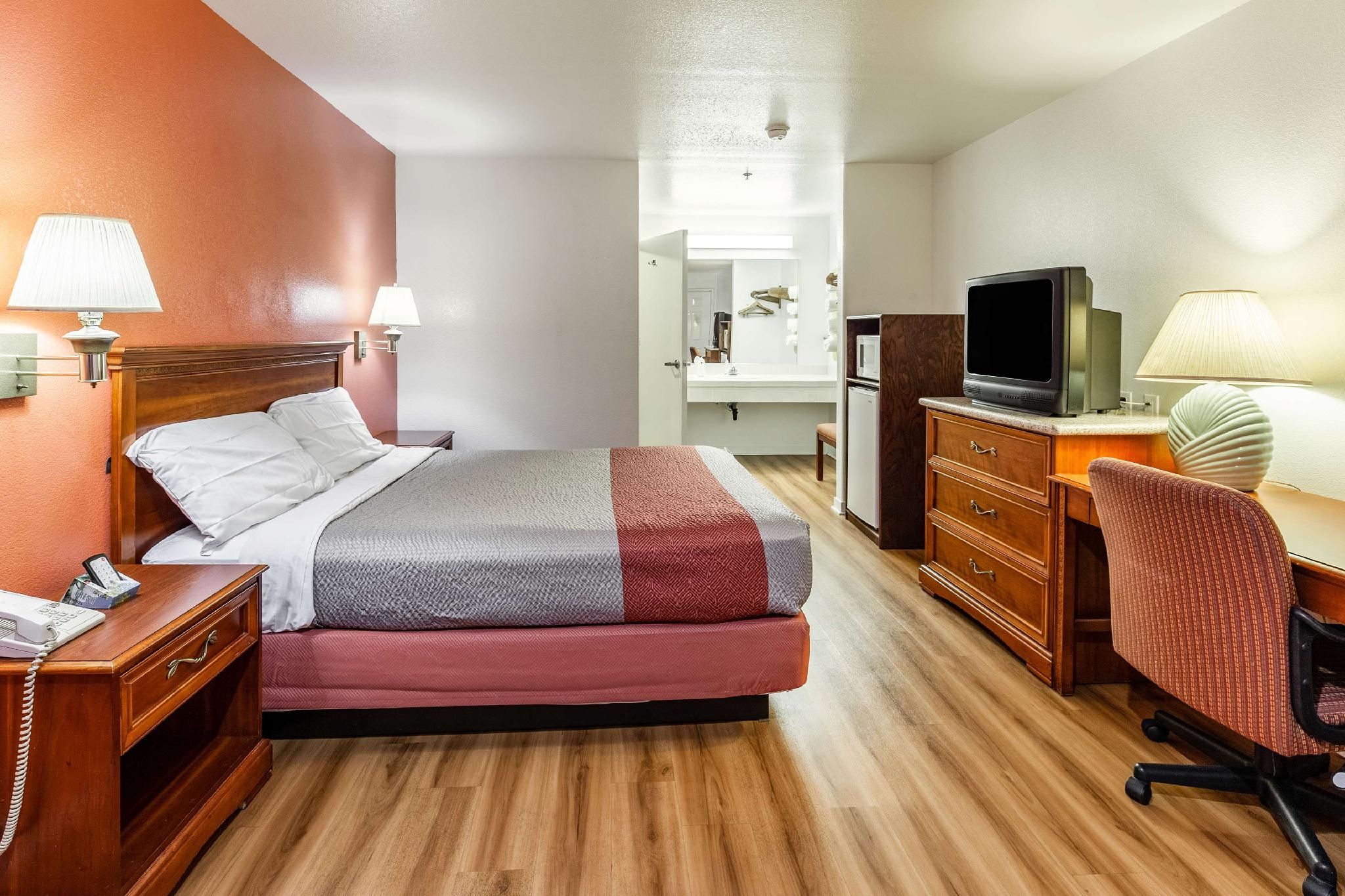 1 KING BED | ACCESSIBLE, NON-SMOKING
