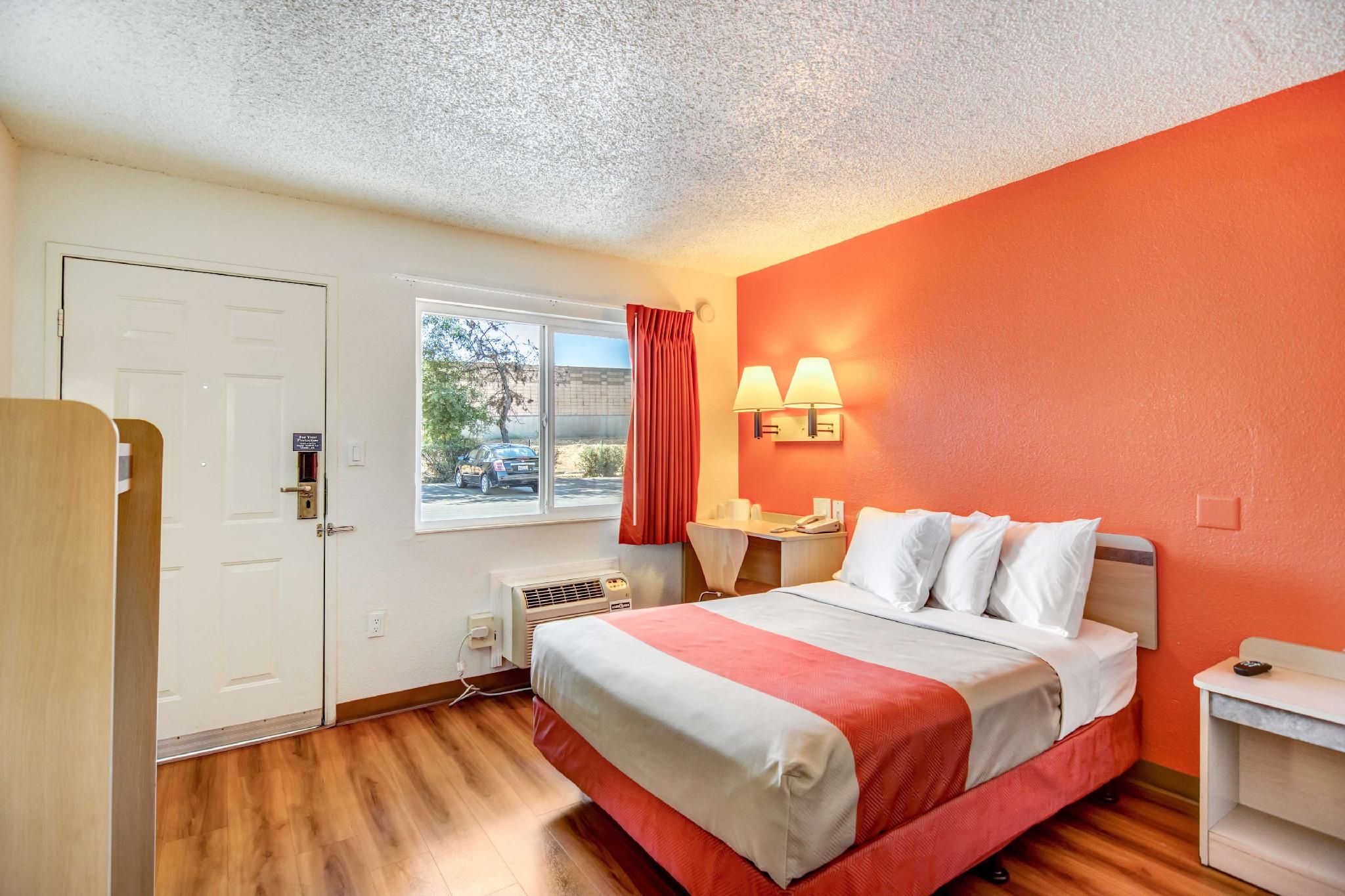 1 Queen Bed
