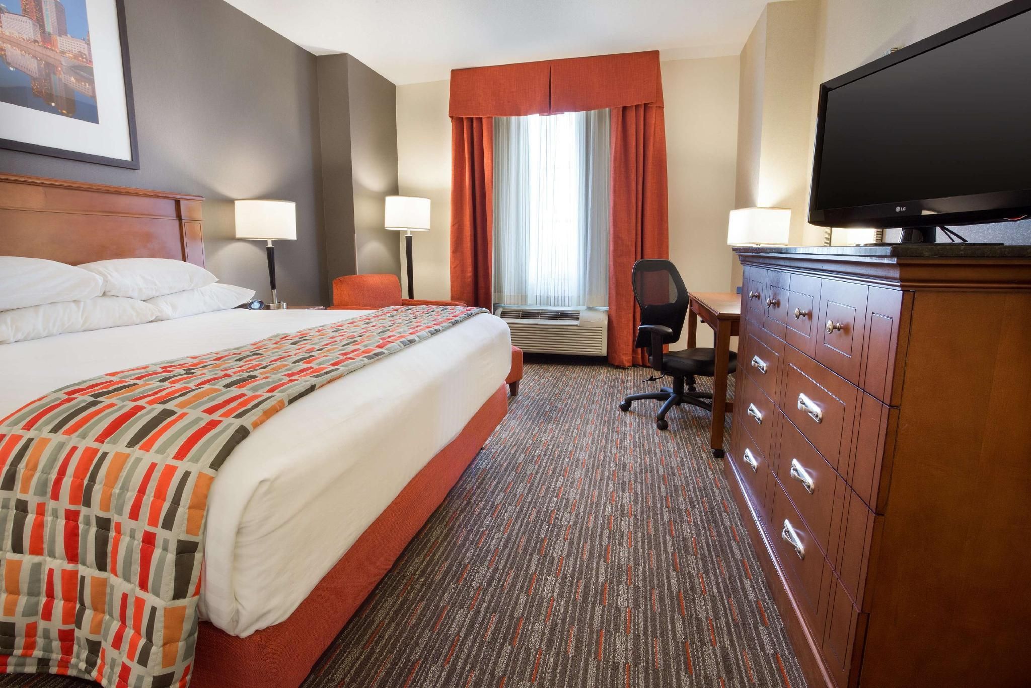 1 King Bed Meeting Suite, 2 Rooms, Accessible with Tub