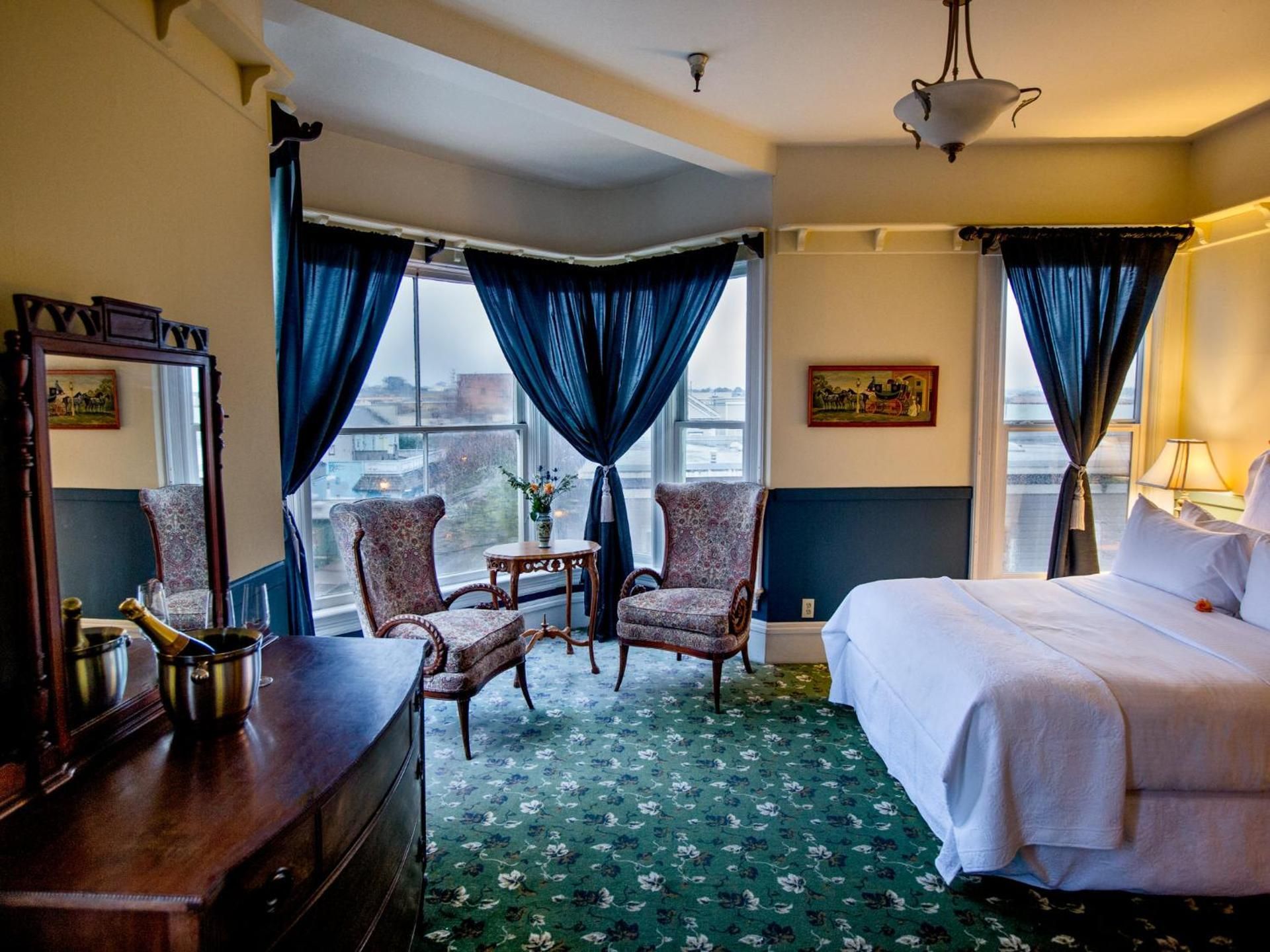 Deluxe Queen Room