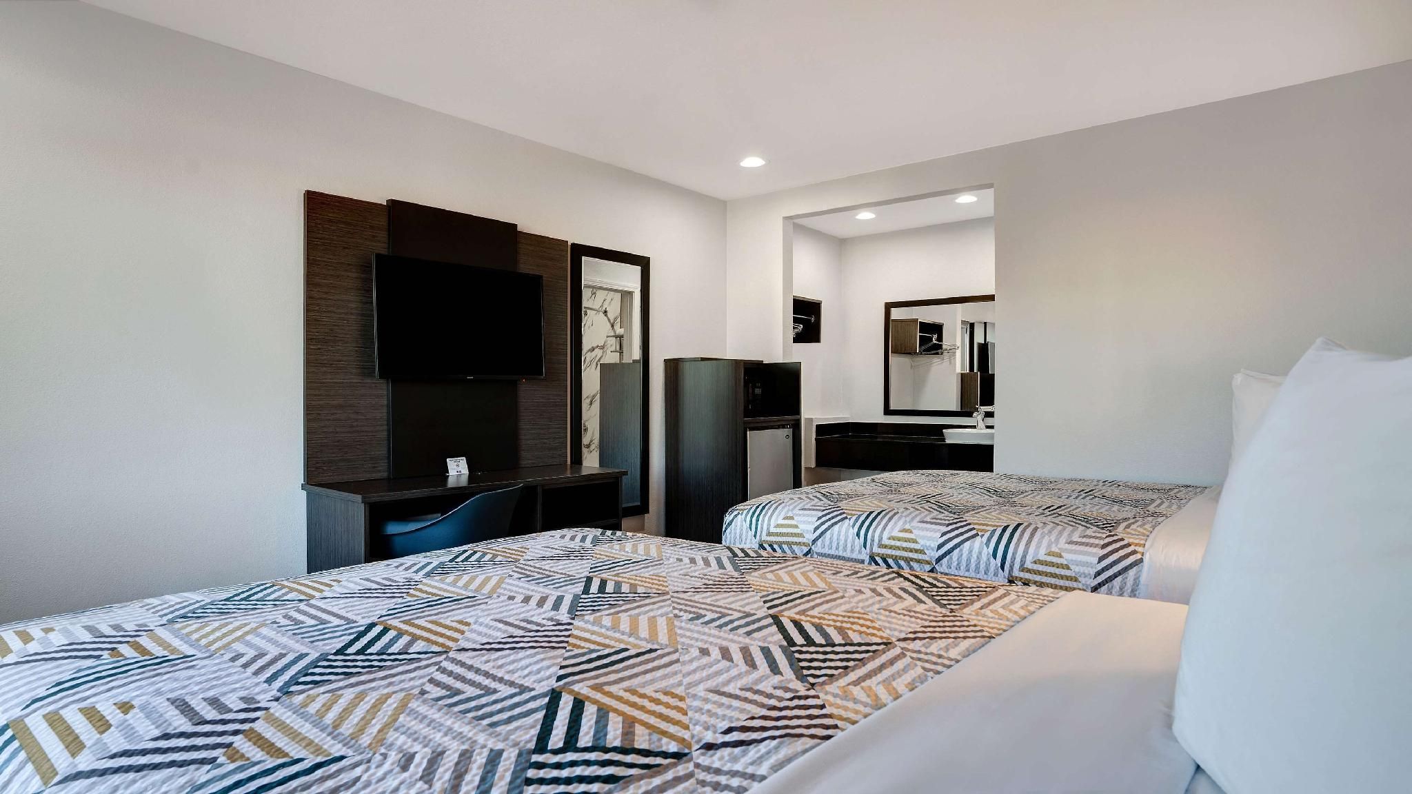 Deluxe Queen Room with Two Queen Beds - Non-Smoking