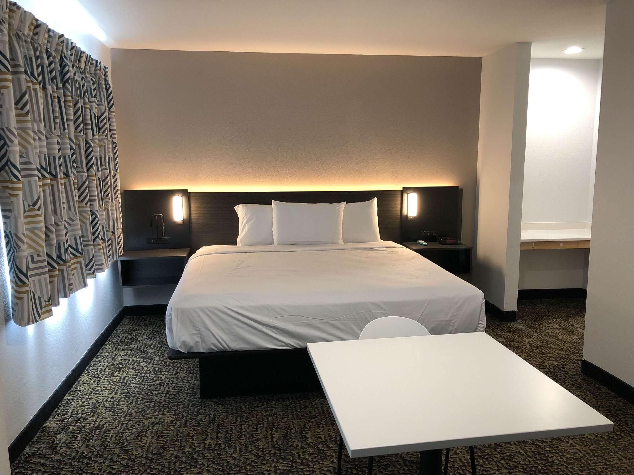 1 King Bed | Mobil Access Tub Nsmk Kitchen