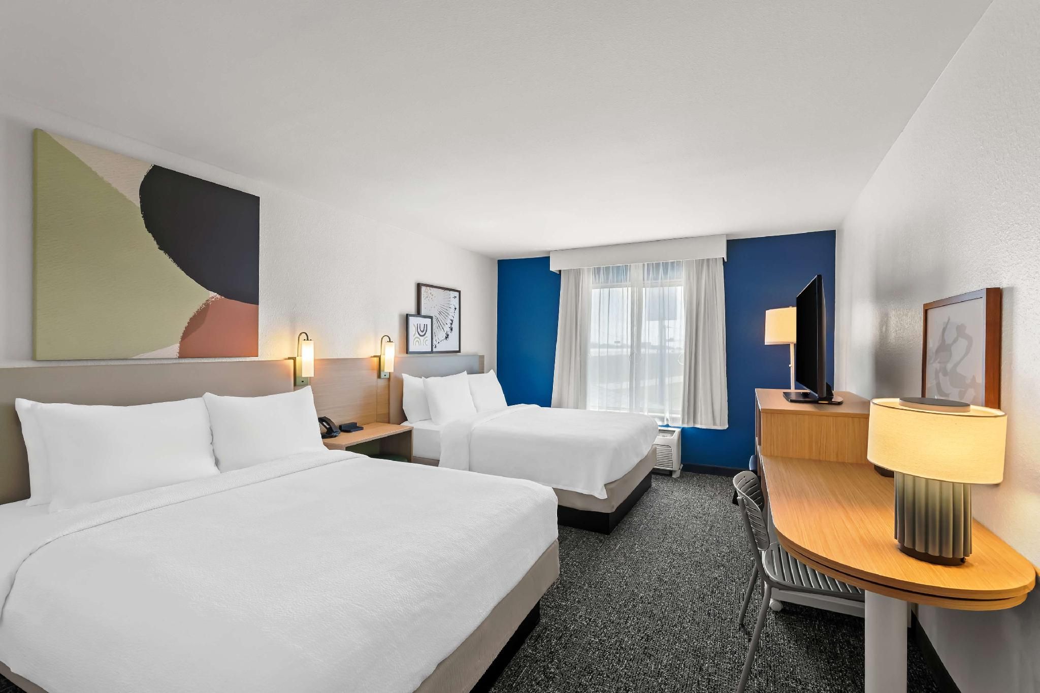 2 Queen Beds Mobility Accessible With Bathtub