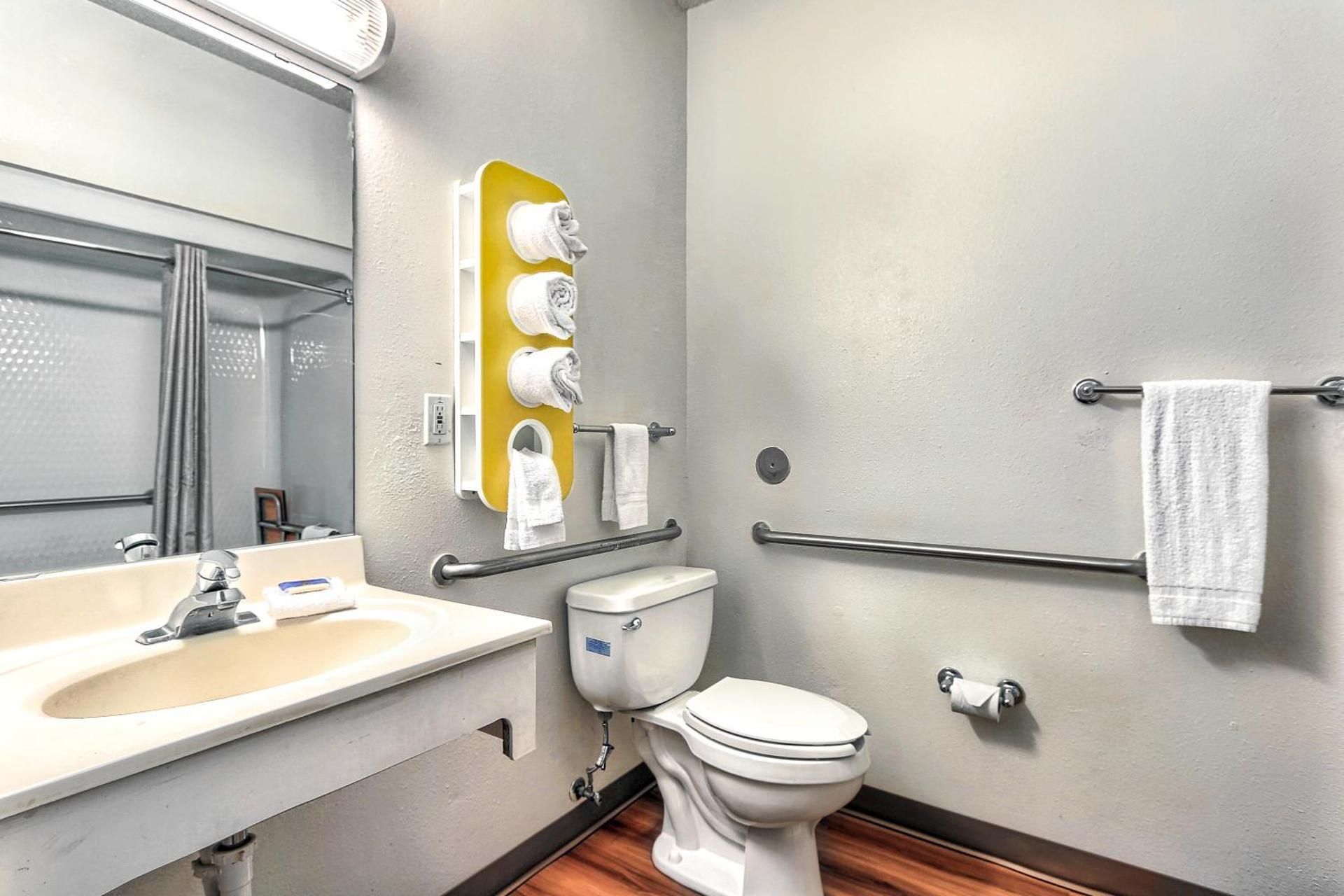 Motel 6 Killeen, TX Queen Room - Disability Access - Non-Smoking 3