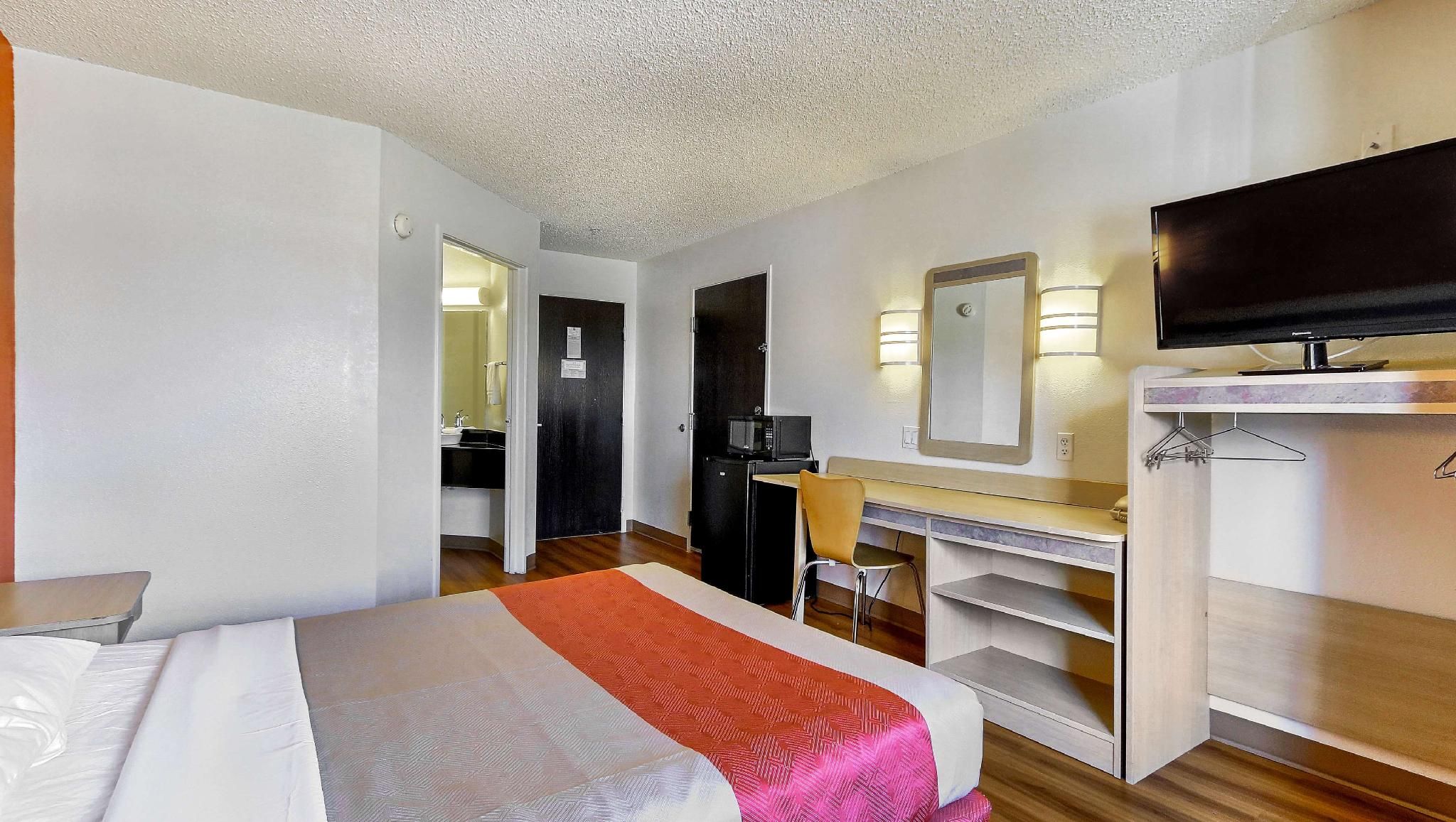 Motel 6 Killeen, TX 1 QUEEN BED | NON-SMOKING 3