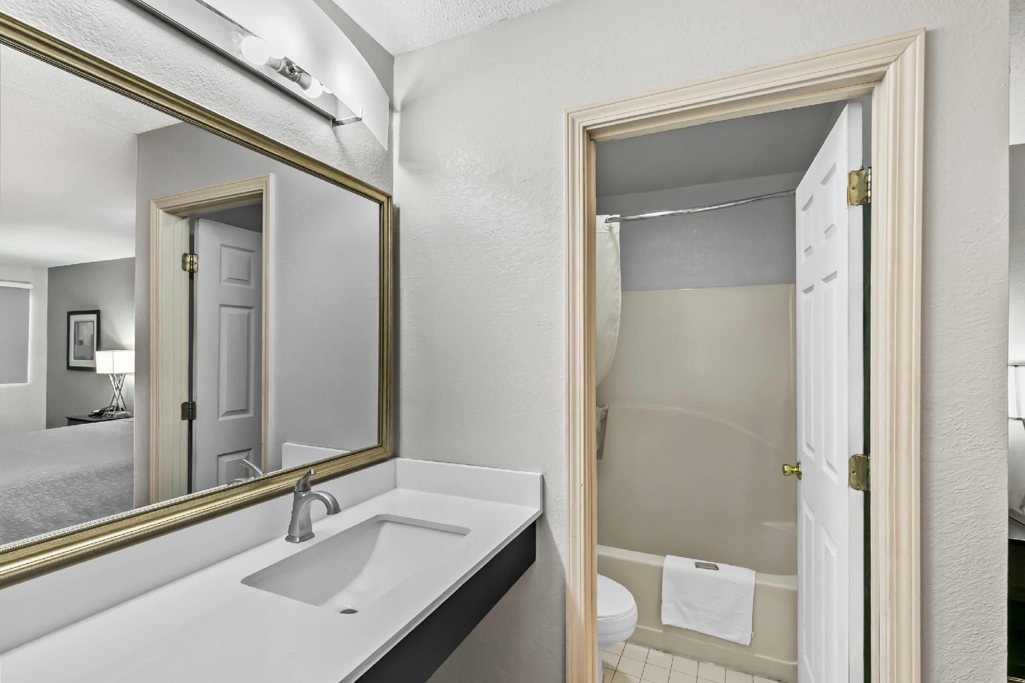 1 King Bed, Nonsmoking