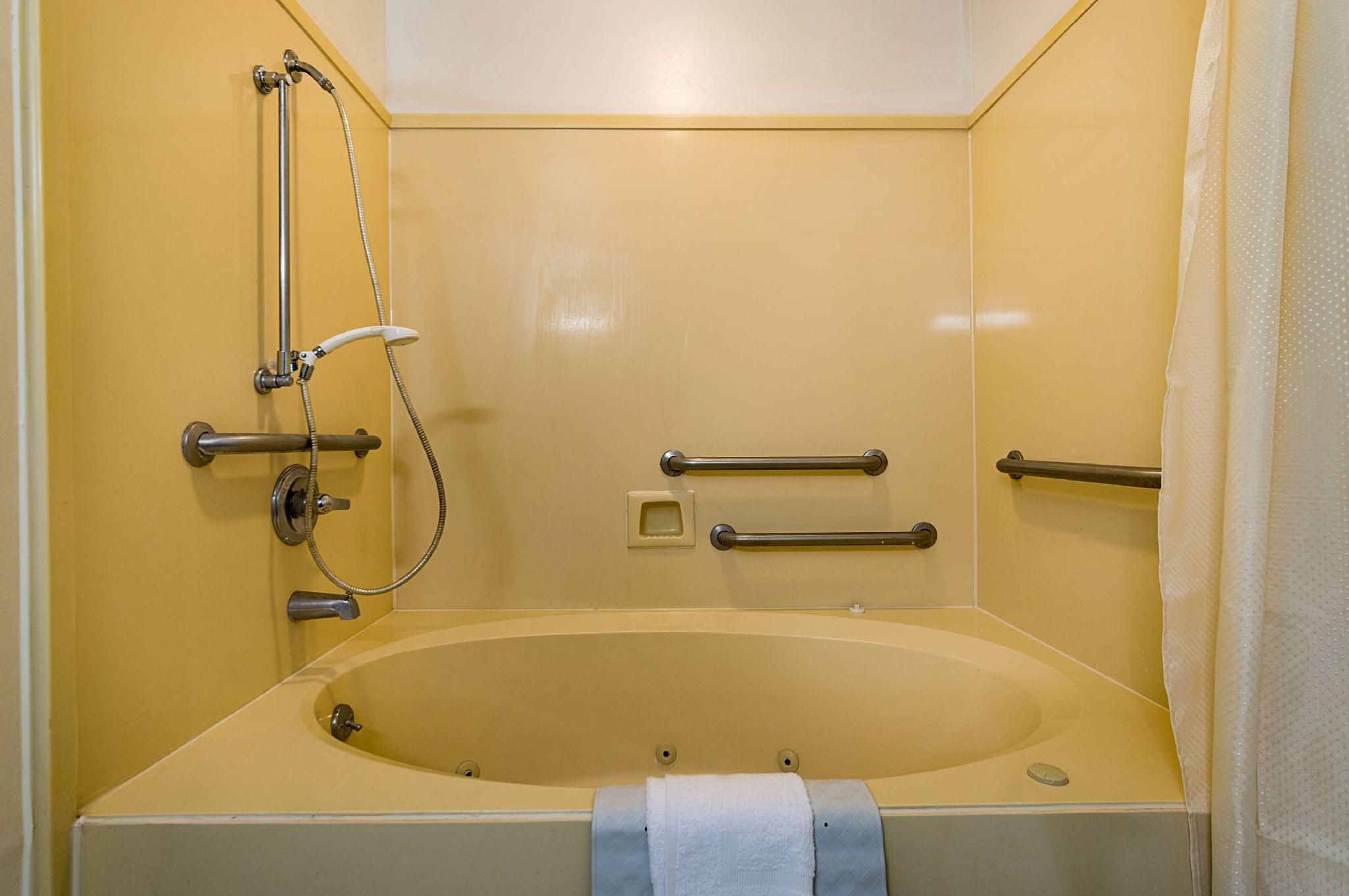 Motel 6 New Iberia, LA 2 Queen Beds | Mobil Access Tub Nsmk Micfridg 3