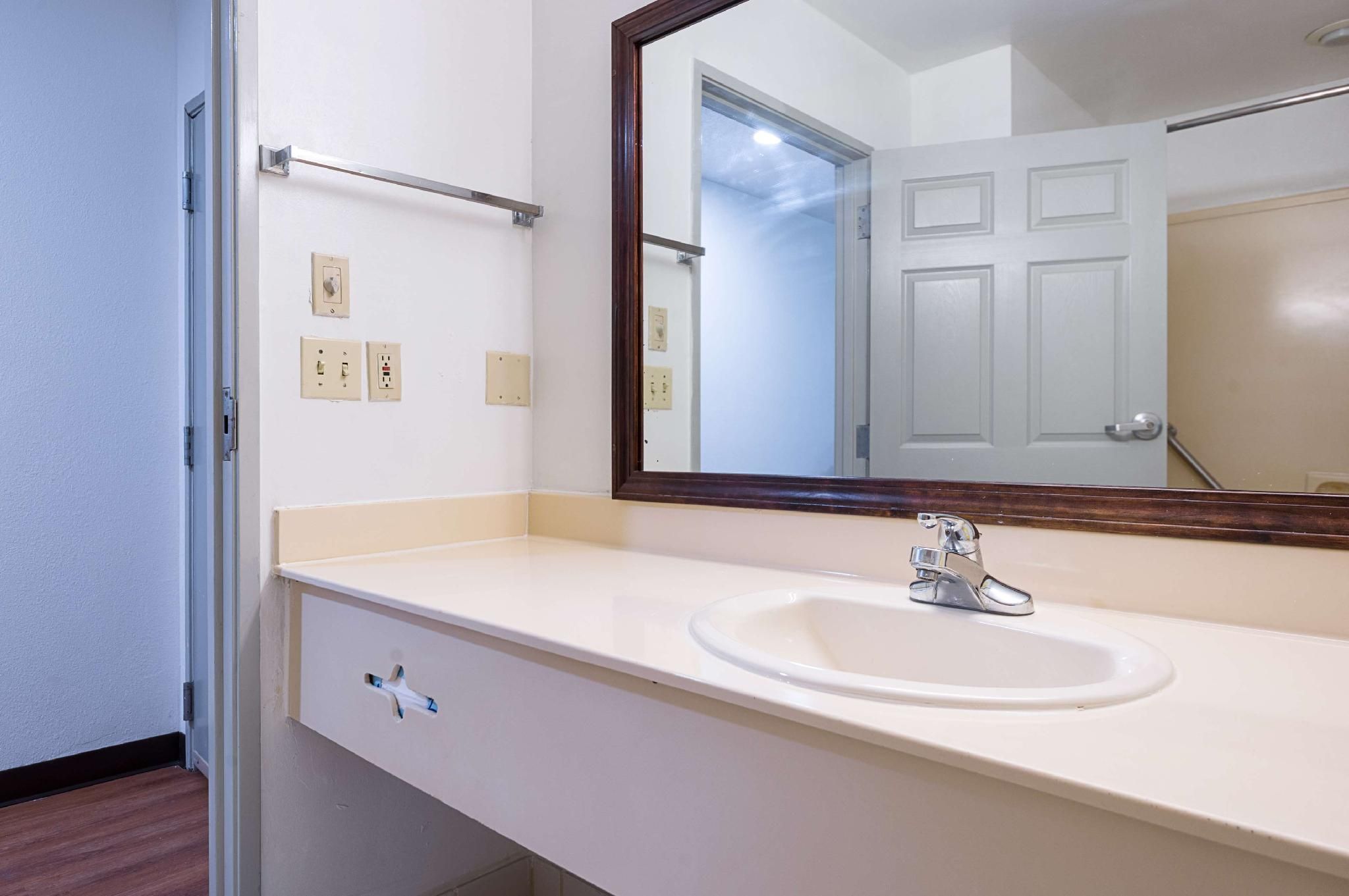 Motel 6 New Iberia, LA 1 King Bed | Non-Smoking 2