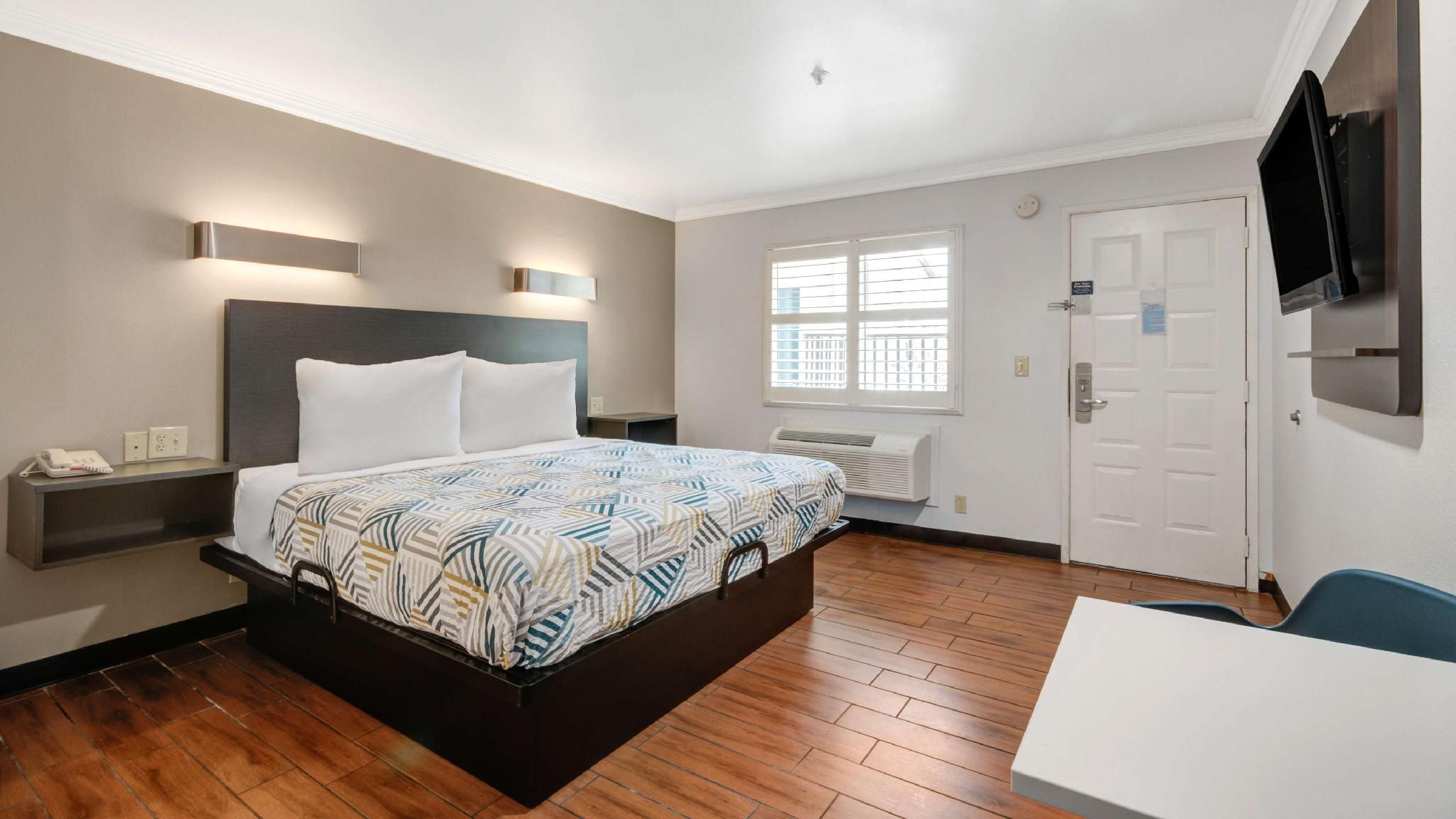 1 King Bed | Non-Smoking, Kitchen