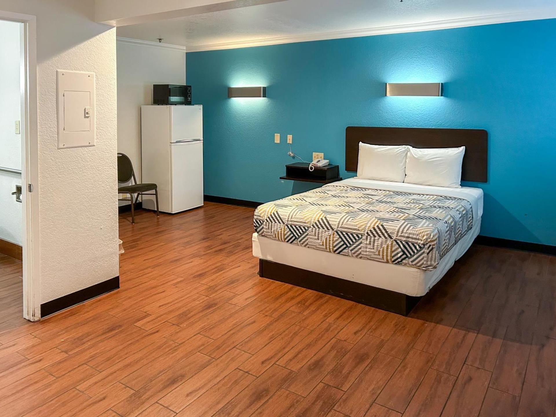 King Room with Roll-in Shower - Disability Access - Non-Smoking