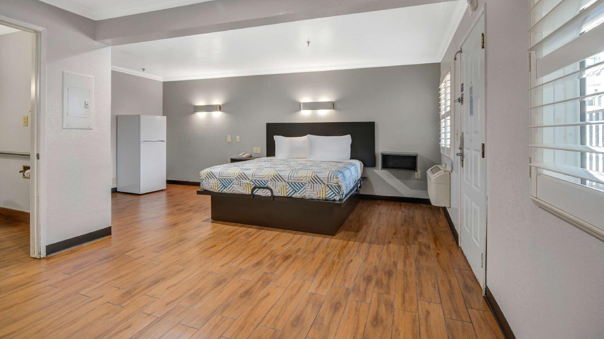 1 King Bed | Mobil Acc RI Shwr Nsmk Kitchen