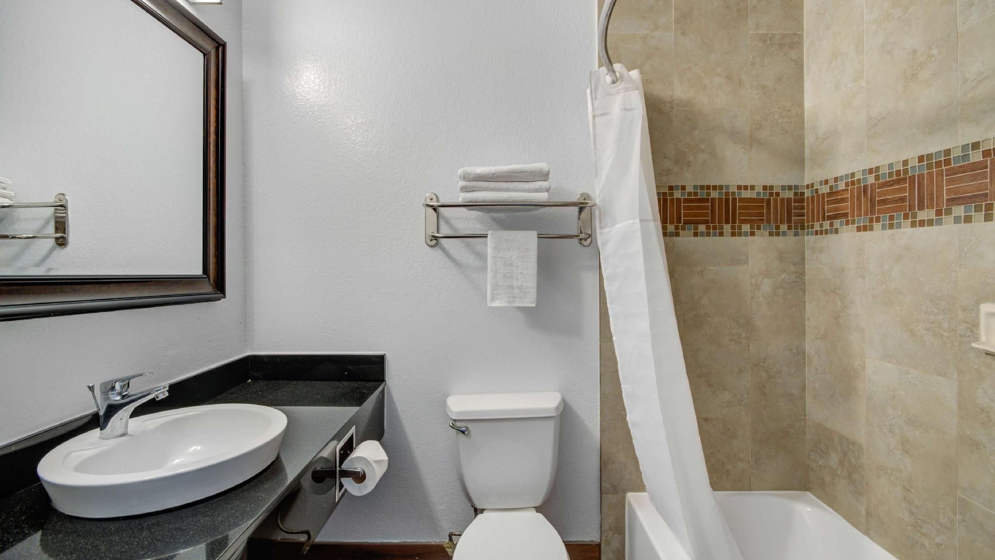 1 King Bed | Non-Smoking, Kitchen