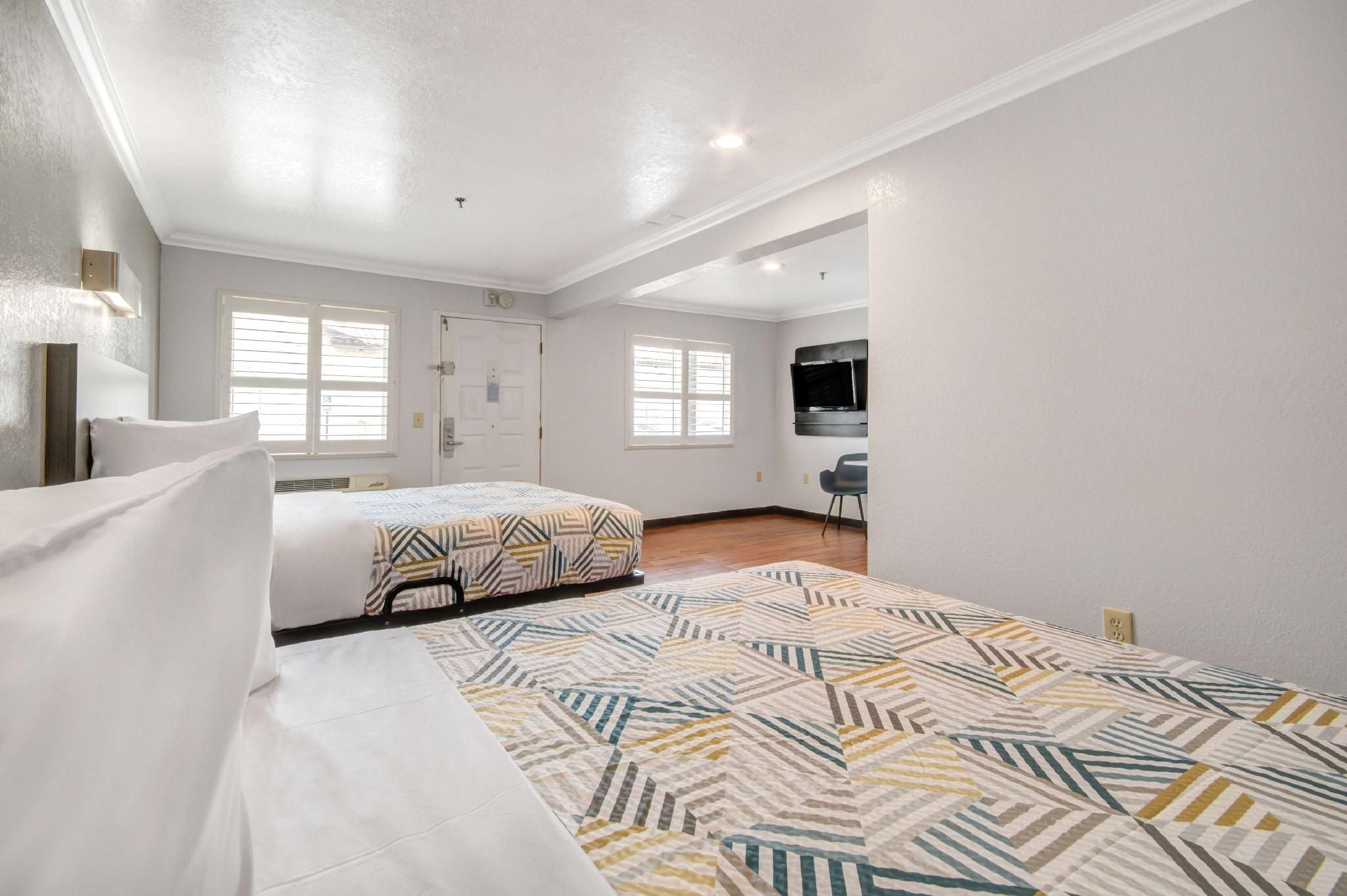 2 Queen Beds | Mobil Access Tub Nsmk Micfridg