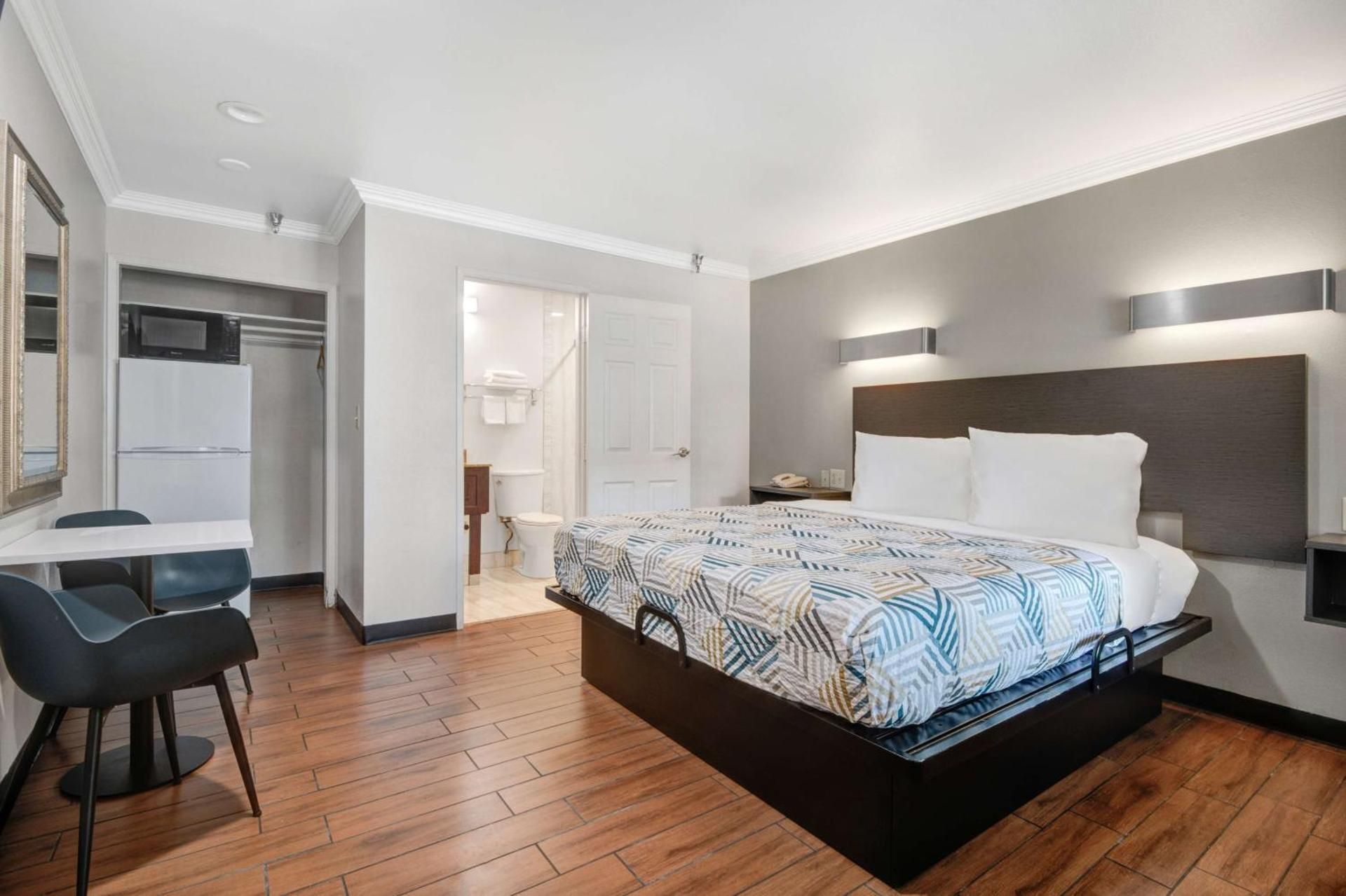 Deluxe King Room - Non-Smoking