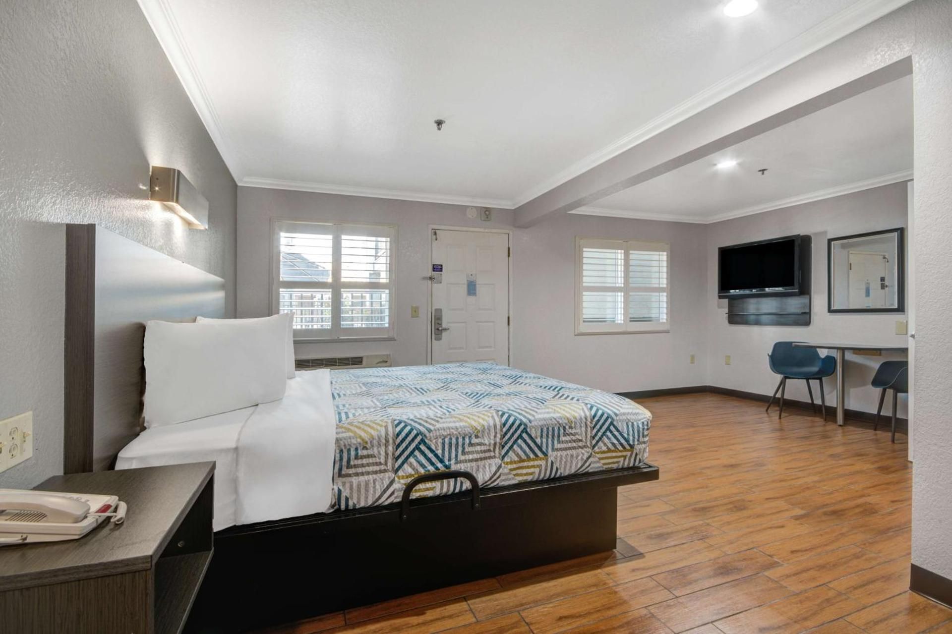 Deluxe King Room - Non-Smoking