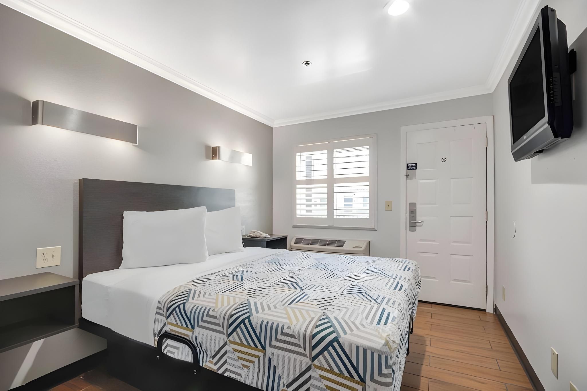 1 QUEEN BED | NON-SMOKING