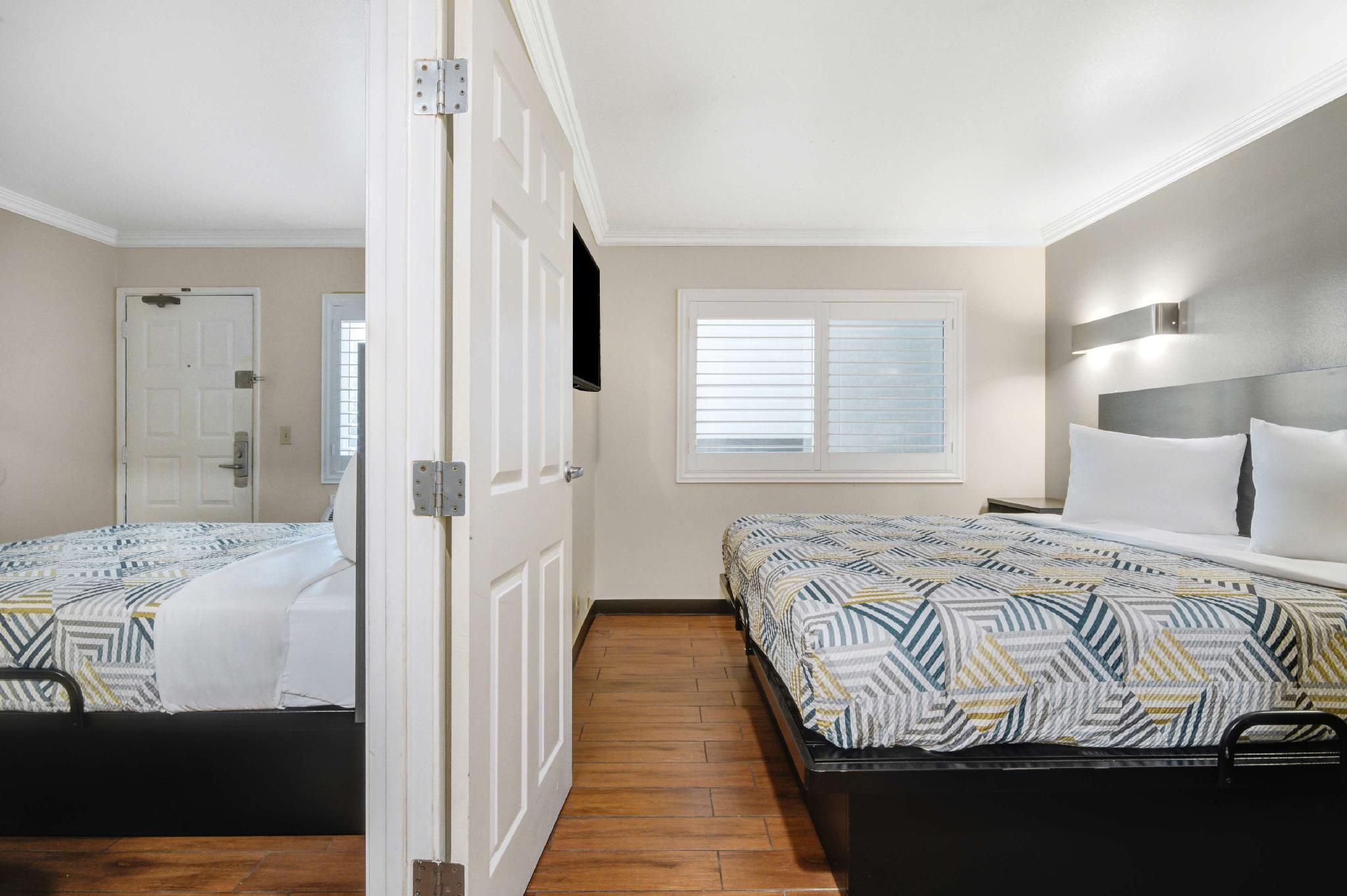 3 Queen Beds | Non-Smoking