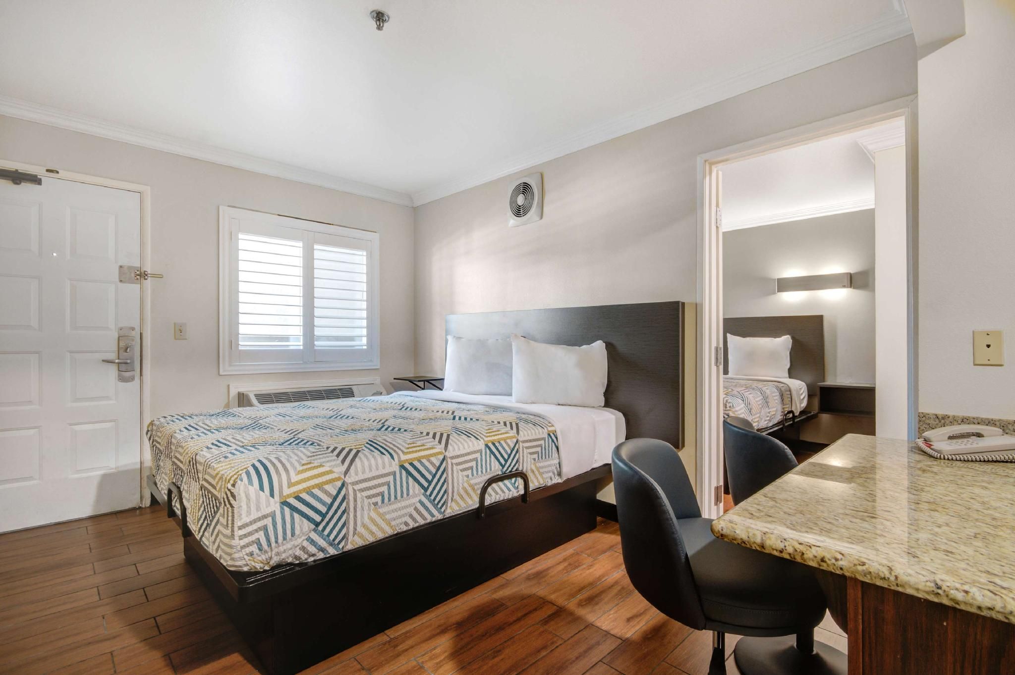 3 Queen Beds | Non-Smoking