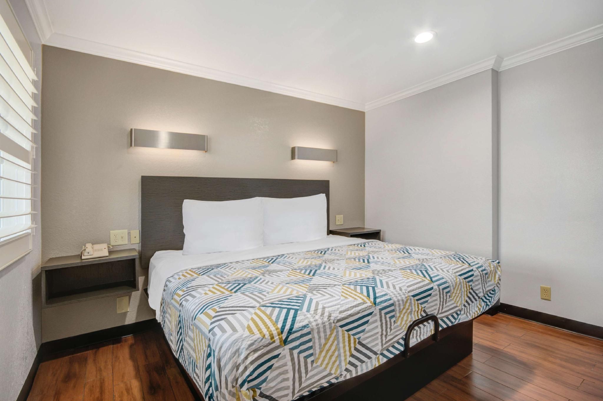 1 King Bed | Non-Smoking, Micfridge