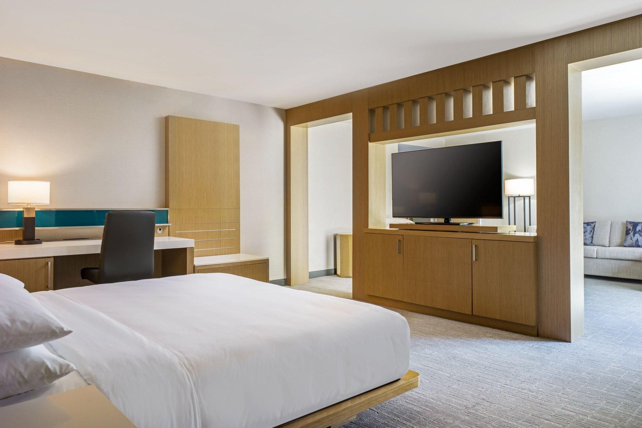 Club Lounge Access, Junior Suite, 1 King, Garden View