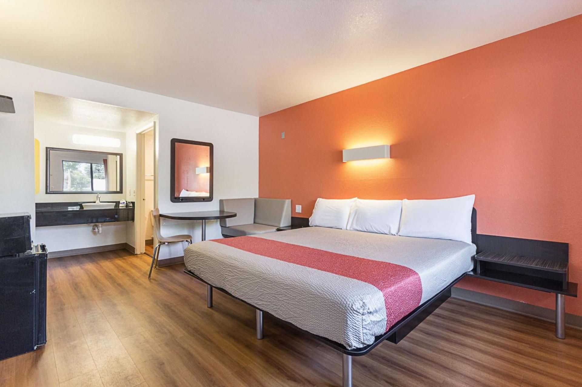 King Room - Disability Access - Non-Smoking