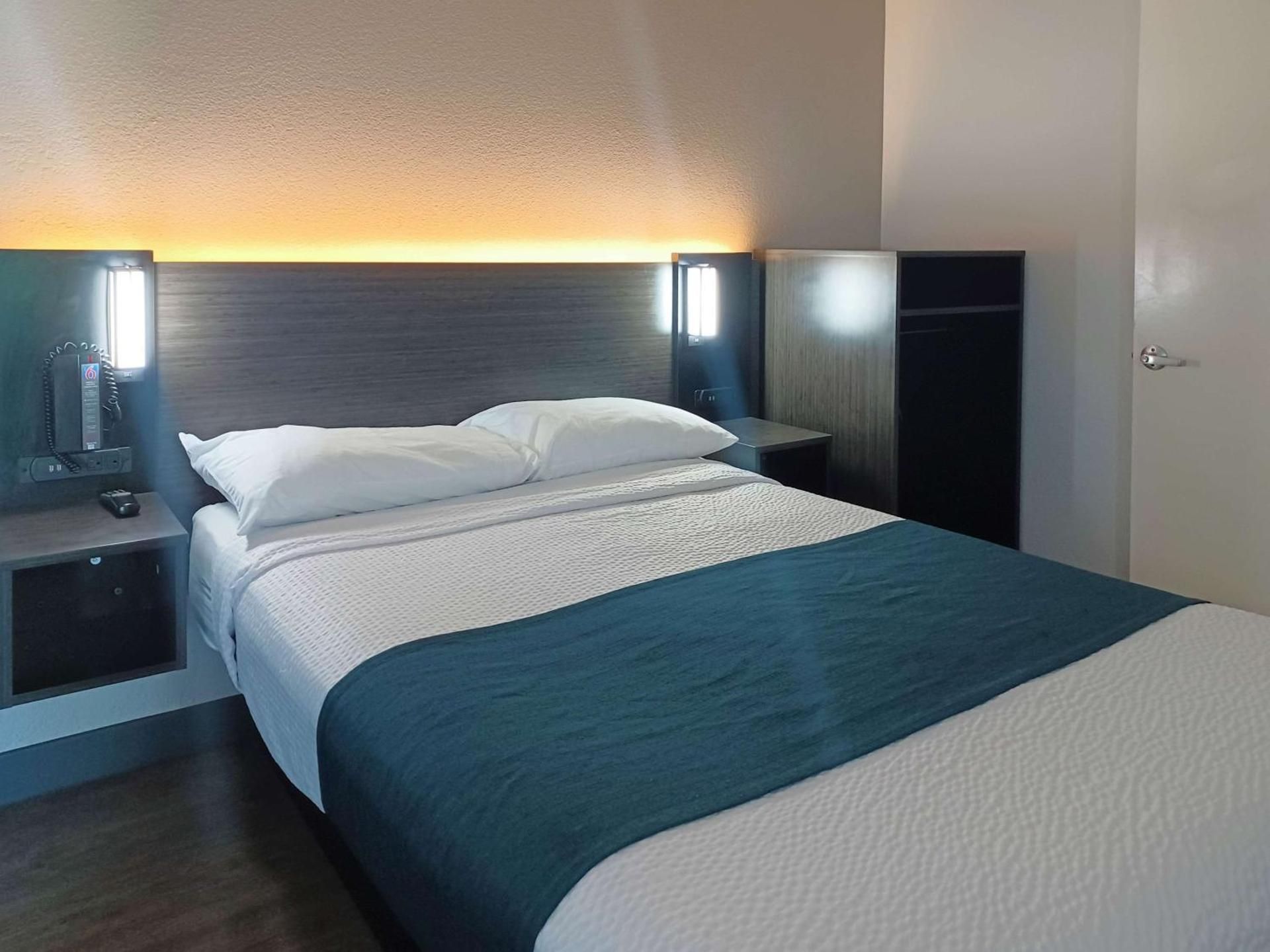 Motel 6 Fresno, CA - Blackstone North Deluxe Queen Room - Smoking