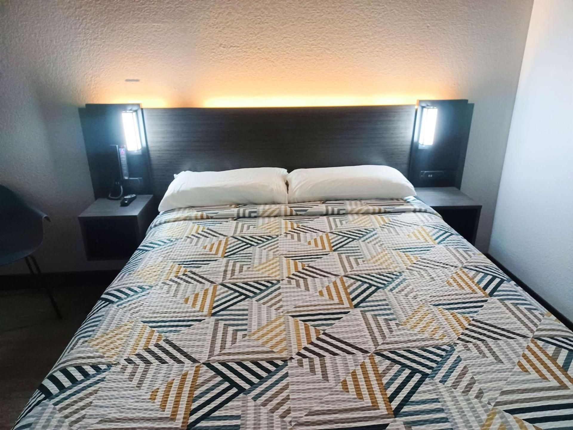 Motel 6 Fresno, CA - Blackstone North Deluxe Queen Room - Smoking 2