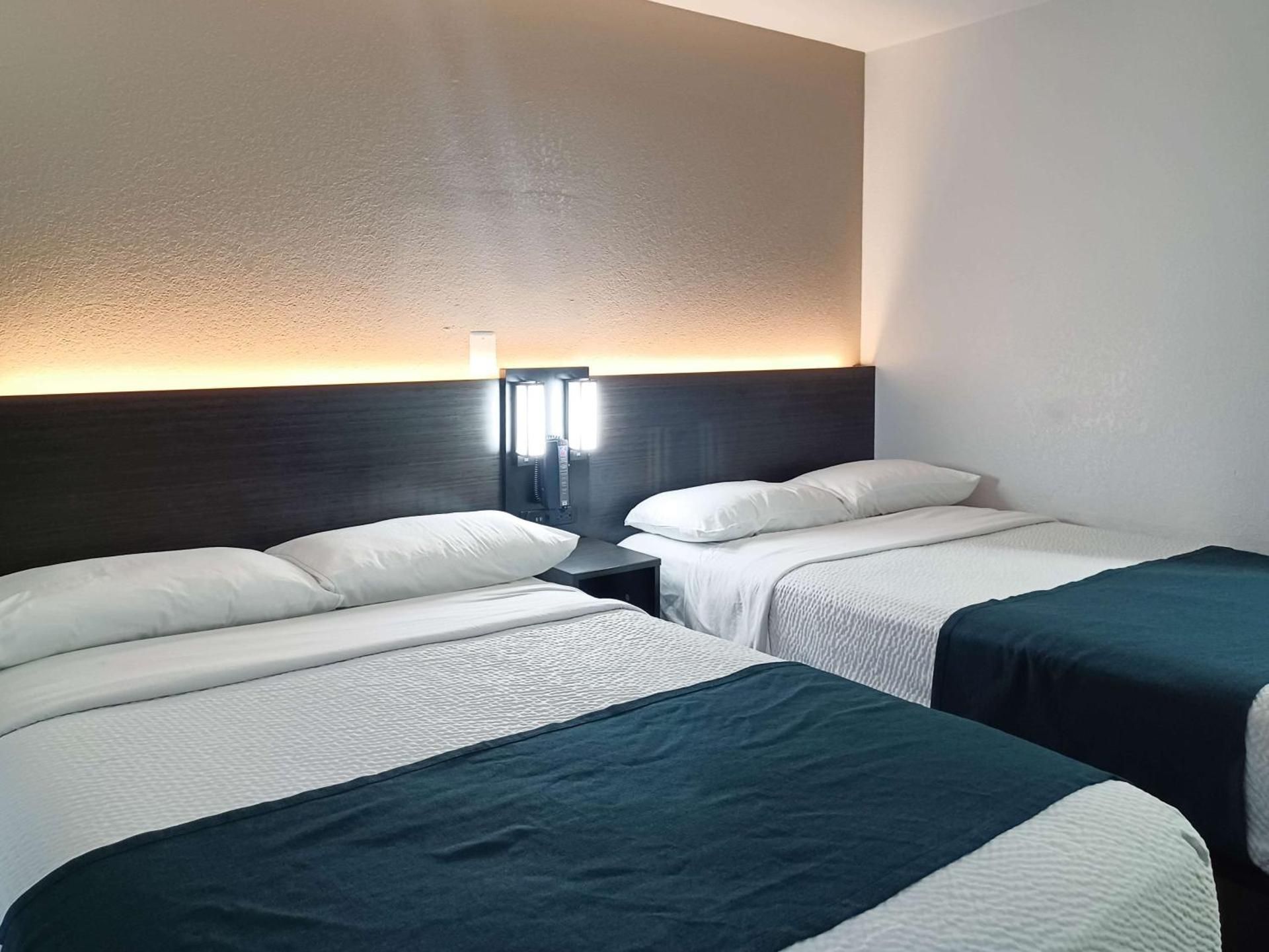 Motel 6 Fresno, CA - Blackstone North Double Room - Disability Access - Roll In Shower 2