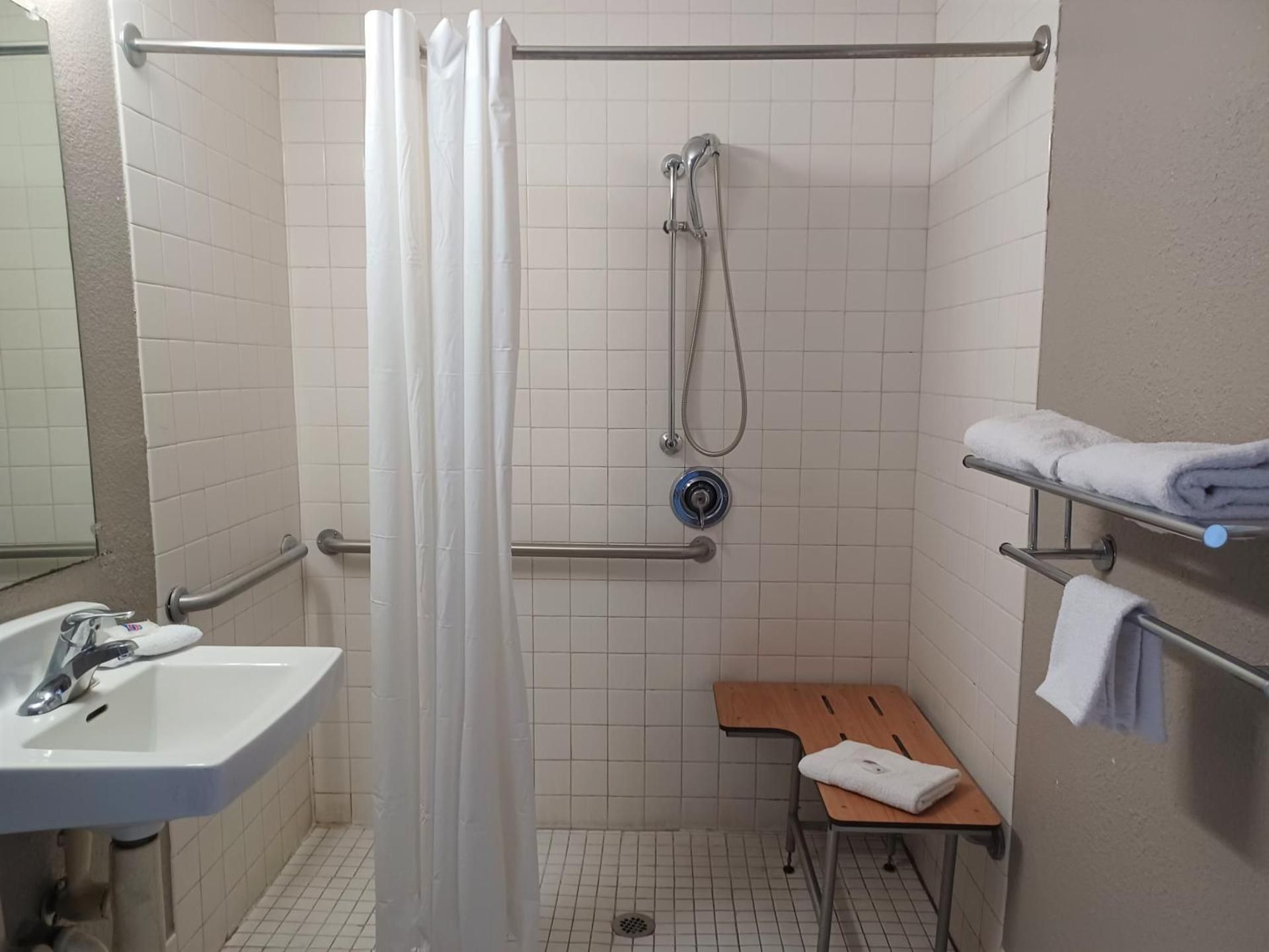 Motel 6 Fresno, CA - Blackstone North Double Room - Disability Access - Roll In Shower 3