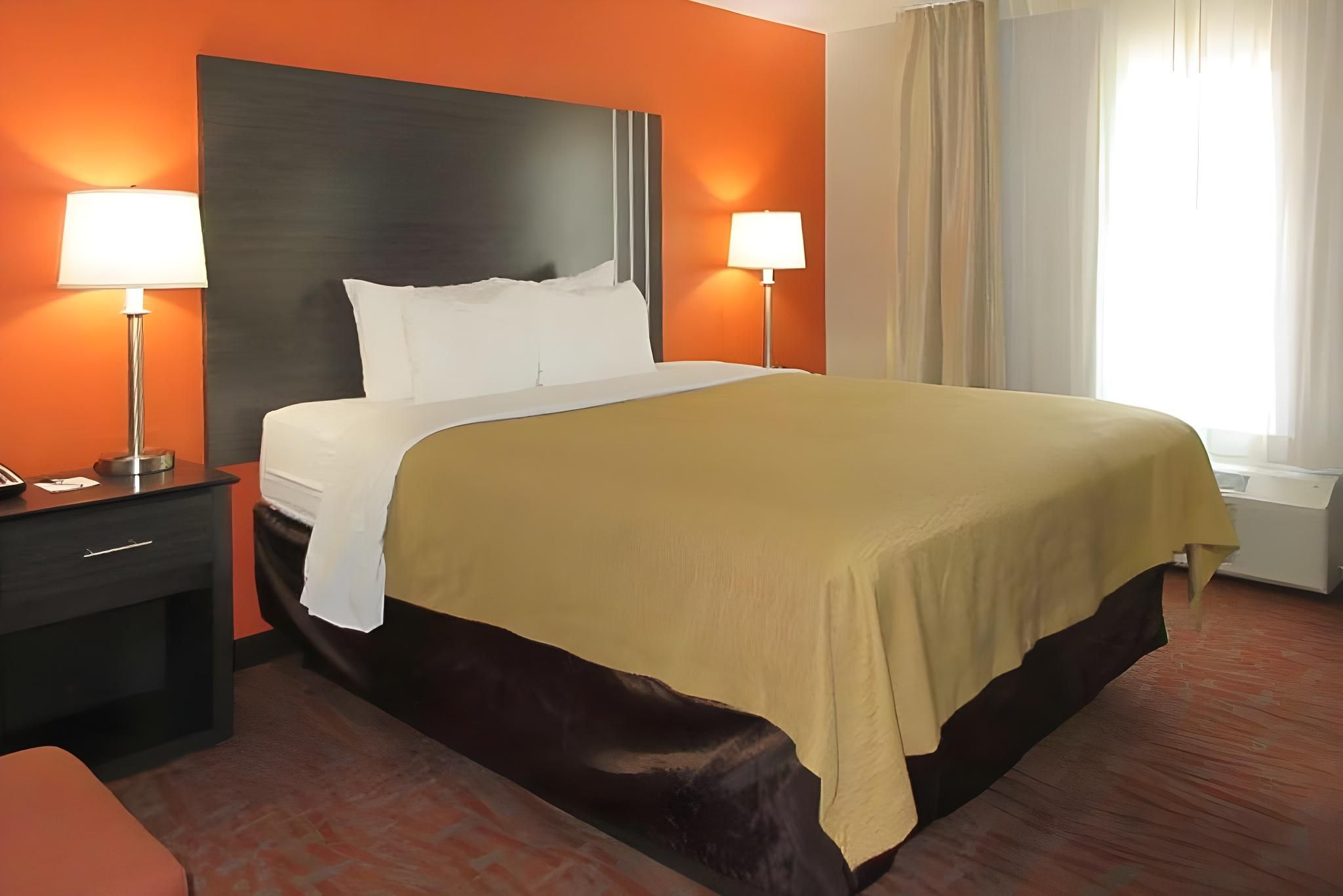 1 King Bed, Nonsmoking