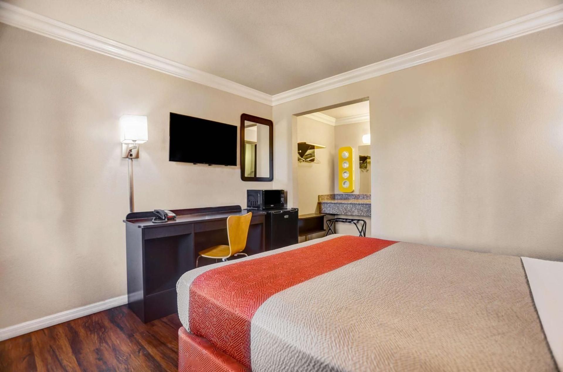 Deluxe Queen Room - Non-Smoking