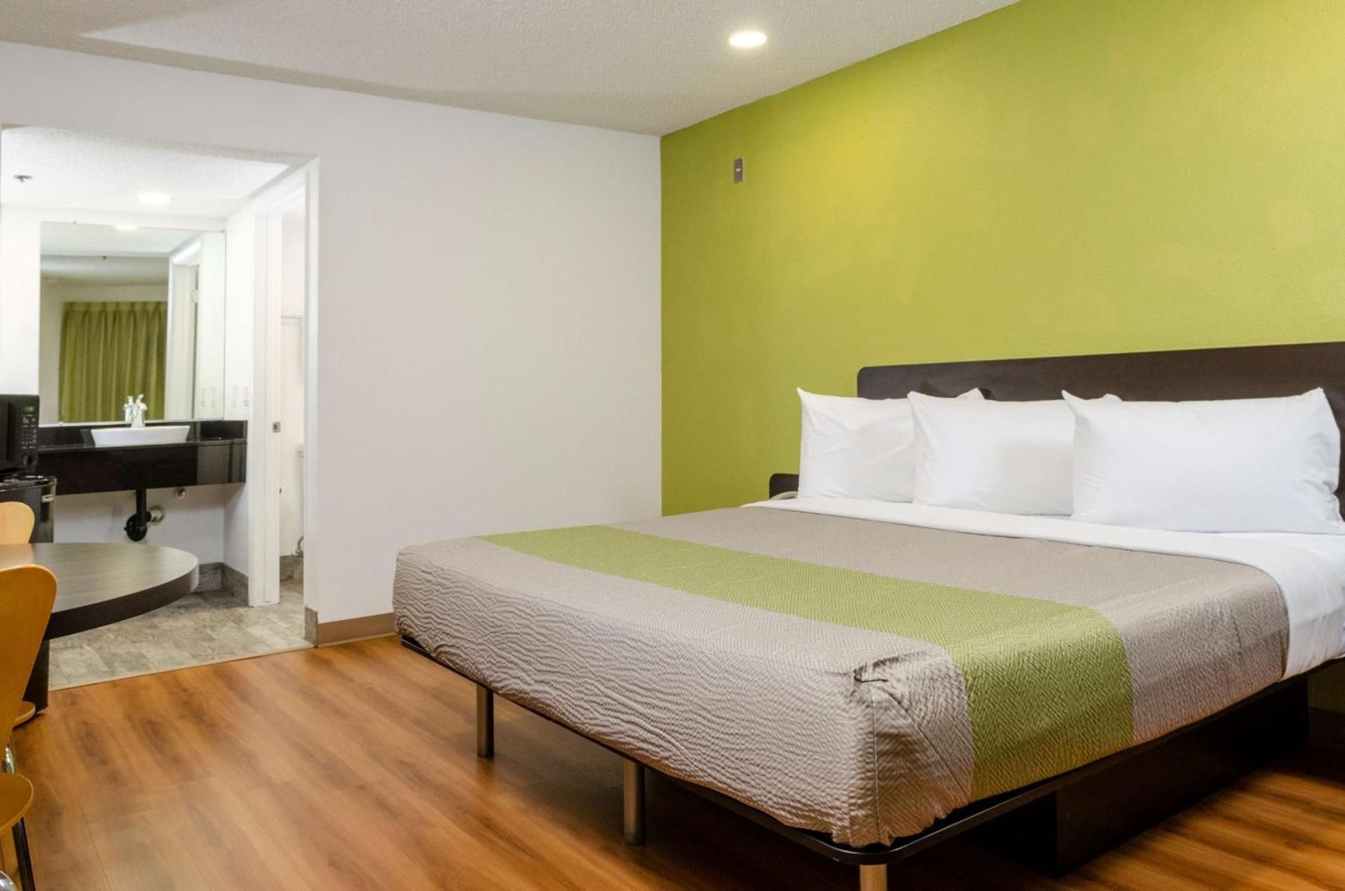 Deluxe King Room - Non-Smoking