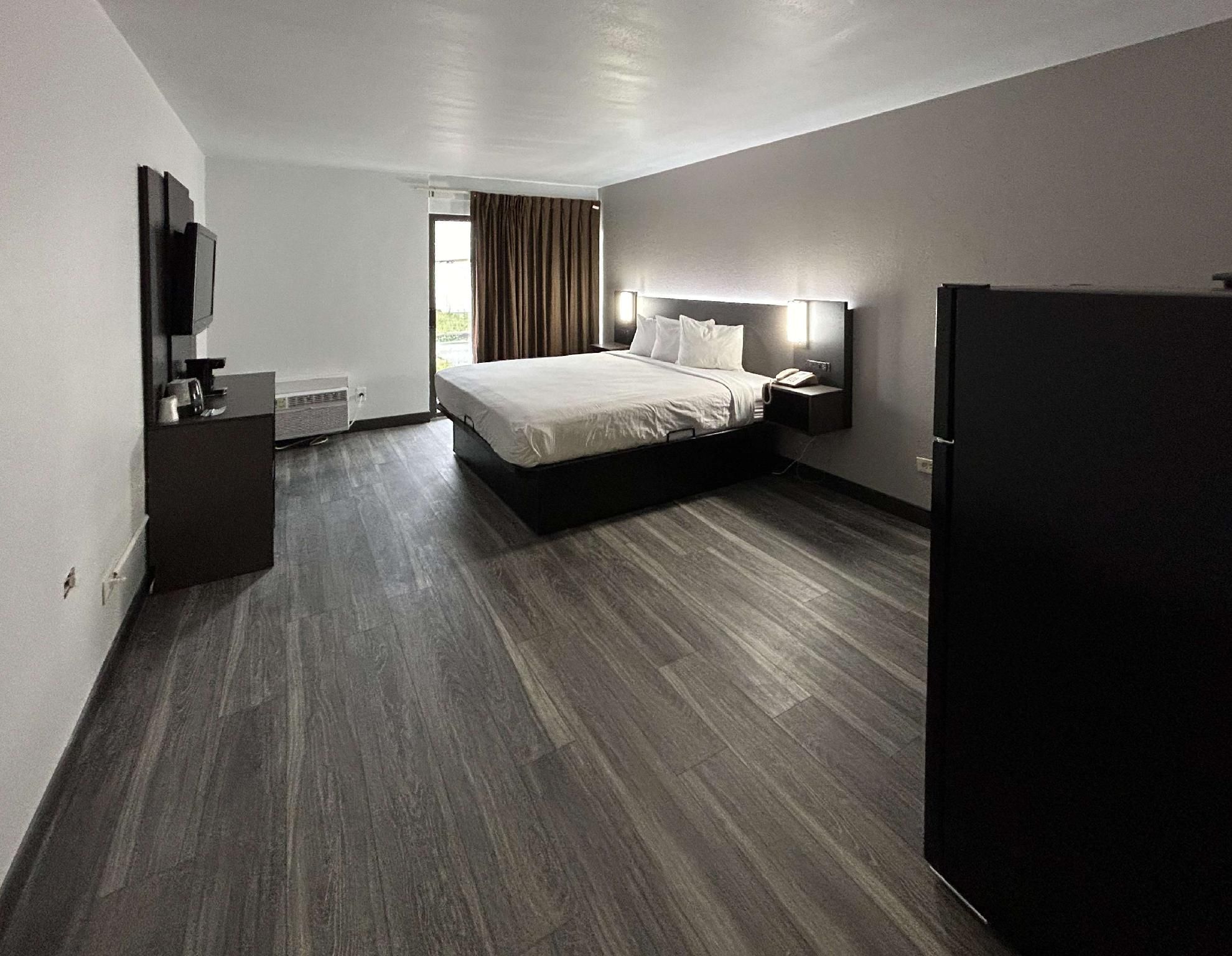 1 Queen Bed | ADA/RI Shower/Nsmk/Kitchen