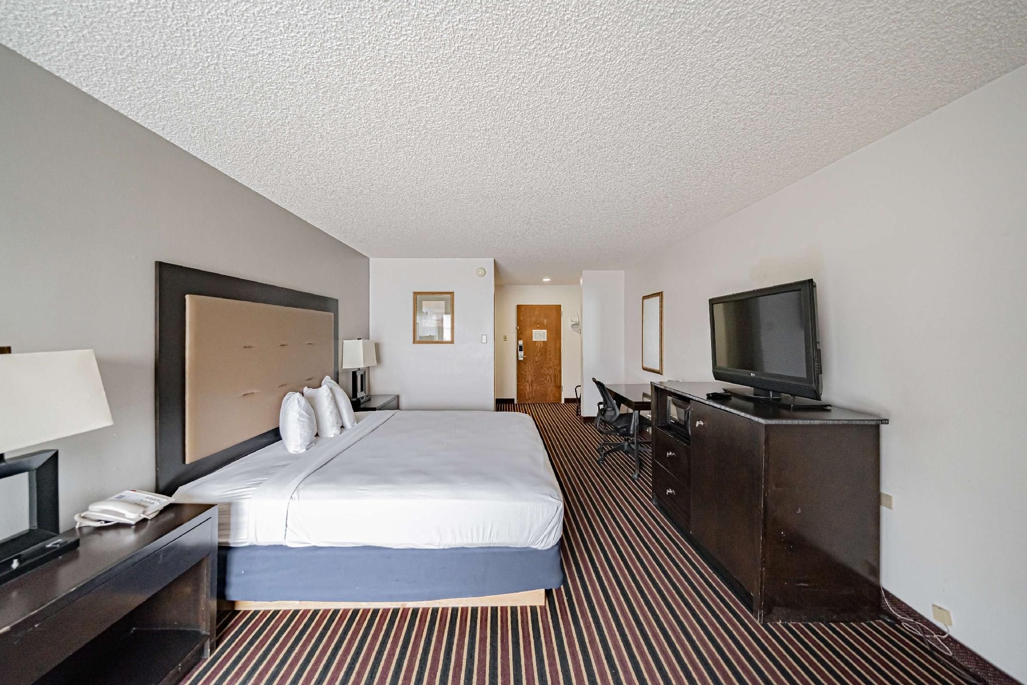 1 King Bed | Non-Smoking, Micfridge