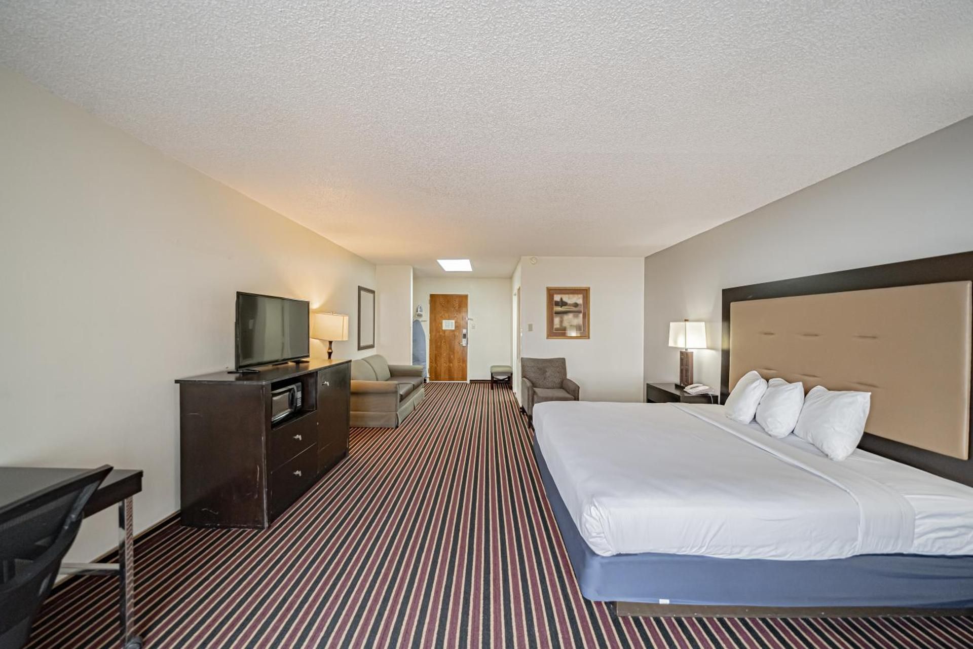 Deluxe King Suite - Non-Smoking