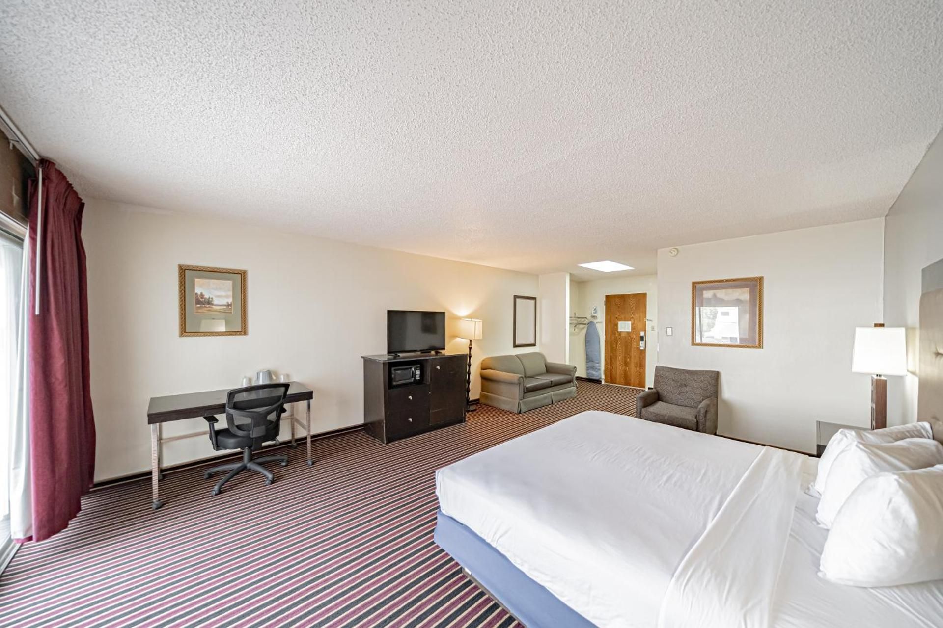 Deluxe King Suite - Non-Smoking