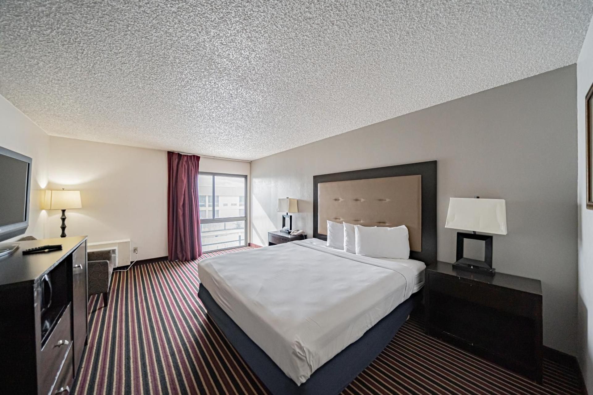 1 King Bed | Non-Smoking, Micfridge