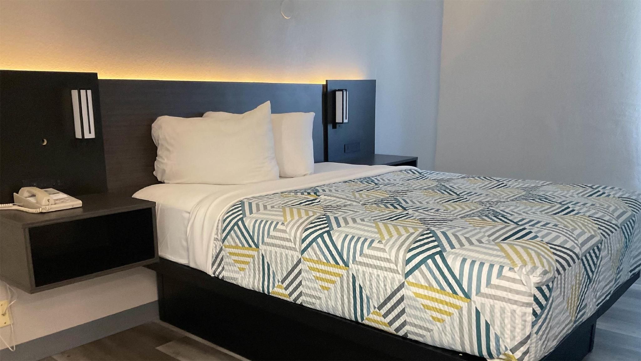 1 Queen Bed | ADA/RI Shower/Non-Smoking