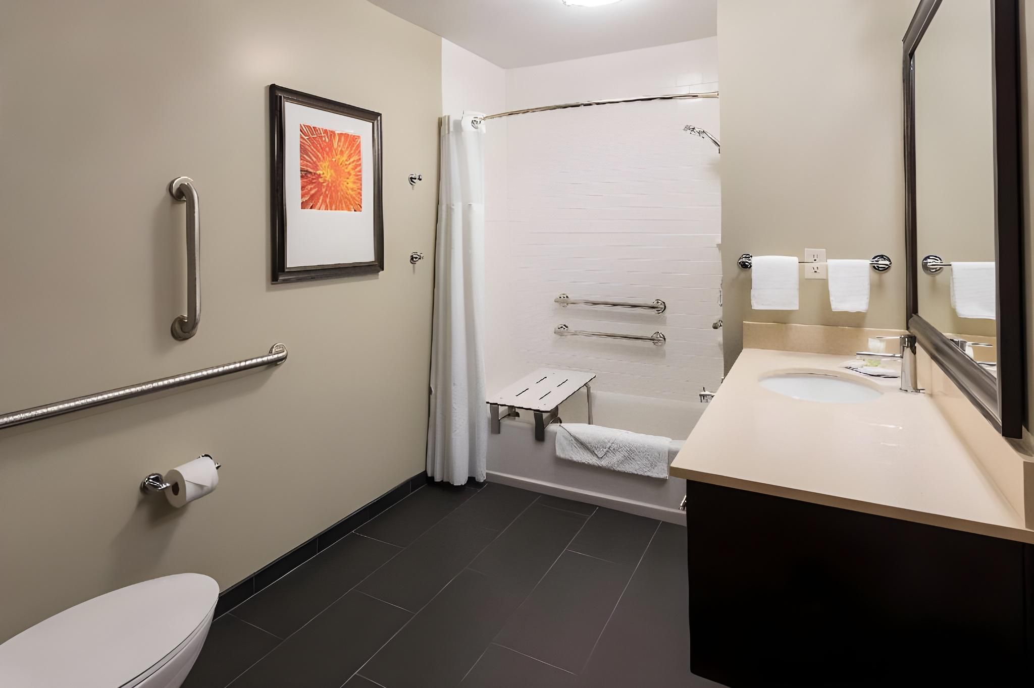 1 Bedroom Suite 1 Queen